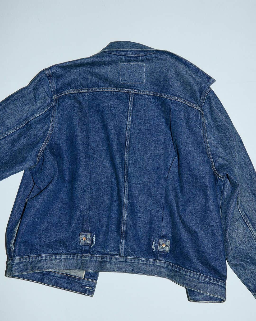 EDIFICEのインスタグラム：「. LEVI'S®︎ for ÉDIFICE 30th. 　　　　　　　　　　　　　　　　　　　　　　　 　　　　　　　　　　　　　　　　　　　　　　　 2024.1.2(Tue) Release. Now available for pre-order on the webstore. 　　　　　　　　　　　　　　　　　　　　　　　 　　　　　　　　　　　　　　　　　　　　　　　 Photograph @shigashunsuke   _______________________________________  　　　　　　　　　　　　　　　　　　　　　　　 "TYPE 1ST TRACKER JACKET" 24011310050610/¥20,900  "BIG E 501®︎ DARK INDIGO Length26" 24030310250110/¥19,800  "BIG E 501®︎ DARK INDIGO Length28" 24030310050110/¥19,800  "BIG E 501®︎ DARK INDIGO Length30" 24030310150110/¥19,800 　　　　　　　　　　　　　　　　　　　　　　　 　　　　　　　　　　　　　　　　　　　　　　　 _______________________________________ 　　　　　　　　　　　　　　　　　　　　　　　 　　　　　　　　　　　　　　　　　　　　　　　 　　　　　　　　　　　　　　　　　　　　　　　 　　　　　　　　　　　　　　　　　　　　　　　 #levis  #edifice  #24ss」