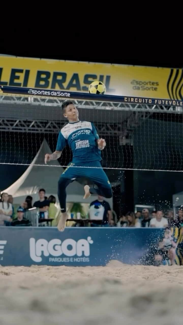 F2Freestylersのインスタグラム：「INTELLIGENCE LEVELS ➕💯🧠😎  💛 @futevoleibrasil  💚 @joaoftv7  💙 @esportesdasorte   #football #soccer #beach #brasil #volleyball #volley」