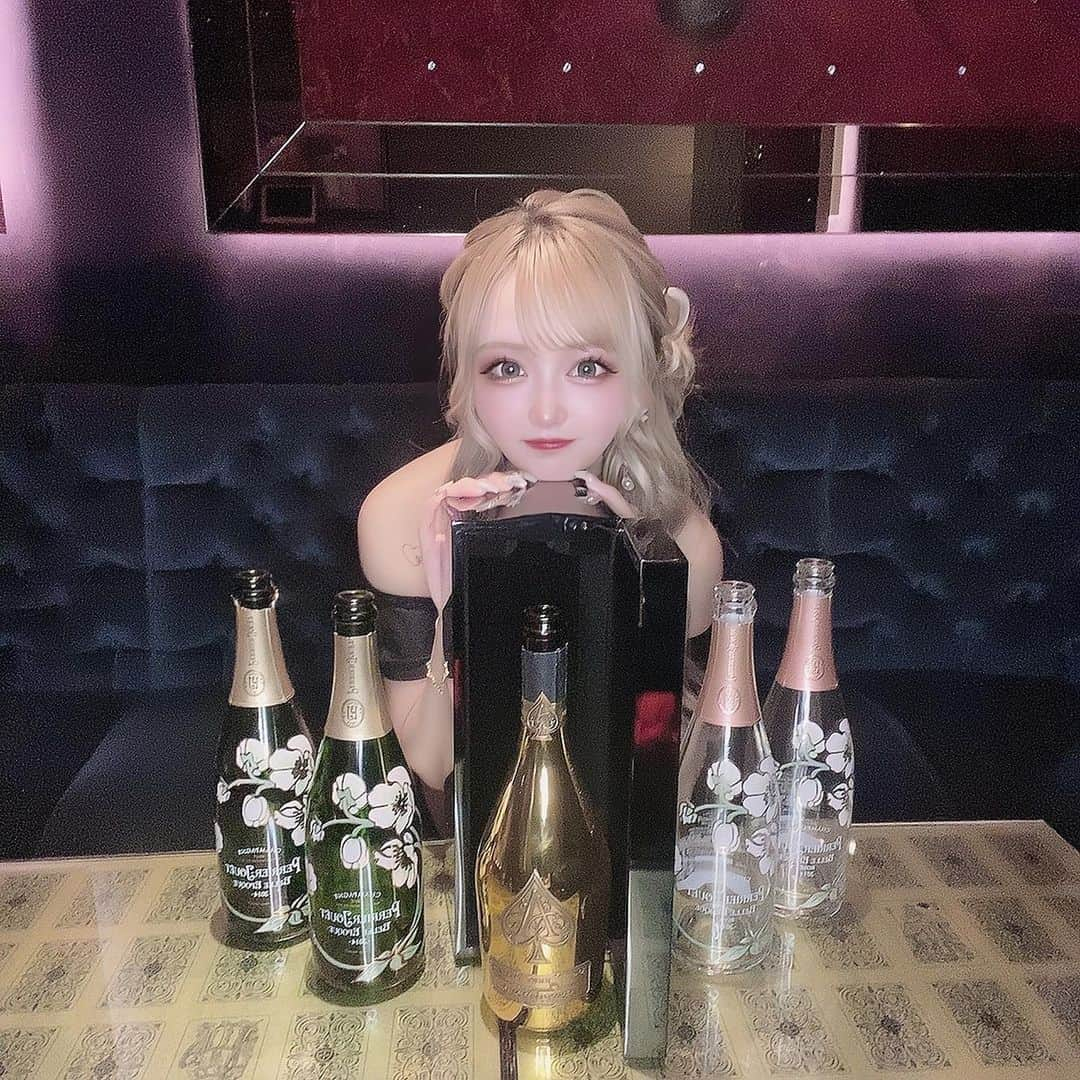 りせりさんのインスタグラム写真 - (りせりInstagram)「🥂🫧 ⁡ ⁡ ⁡ 少しずつこのお仕事にも慣れてきた🫶🏻 ⁡ インスタから来てくれる方も沢山いて、大阪だけじゃなく遠方からも来てくれて本当に感謝しかない😭！ ⁡ キャバ嬢としてはまだまだやからこれからも沢山学んで上目指したがんばろ〜👼‎🤍 ⁡ ⁡ ⁡ #キャバクラ #ミナミ #clubarrow @rsr_0717  #キャバクラ #ミナミ #clubarrow #報告 #ギャル #お仕事 #指名 #オシャレ #ヘアアレンジ #ファッション #ドレス #コーディネート #minami #arrow #gal #hairarrange #fashion #dress #coordinate #instagram #instagood」12月9日 20時35分 - rsr_0717