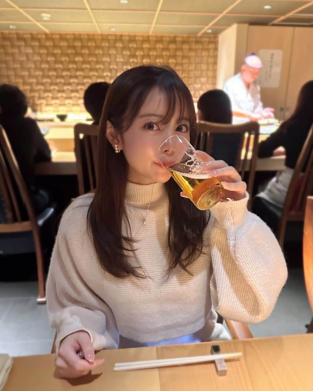 辻満里奈のインスタグラム：「この前家族でお寿司に行った時🍣 冬のお魚って美味しいですよね🤤🤍  たまの贅沢タイムでした🫧  #お寿司 #すし天 #西麻布 #冬 #ビール #セントフォース #アナウンサー #辻満里奈」