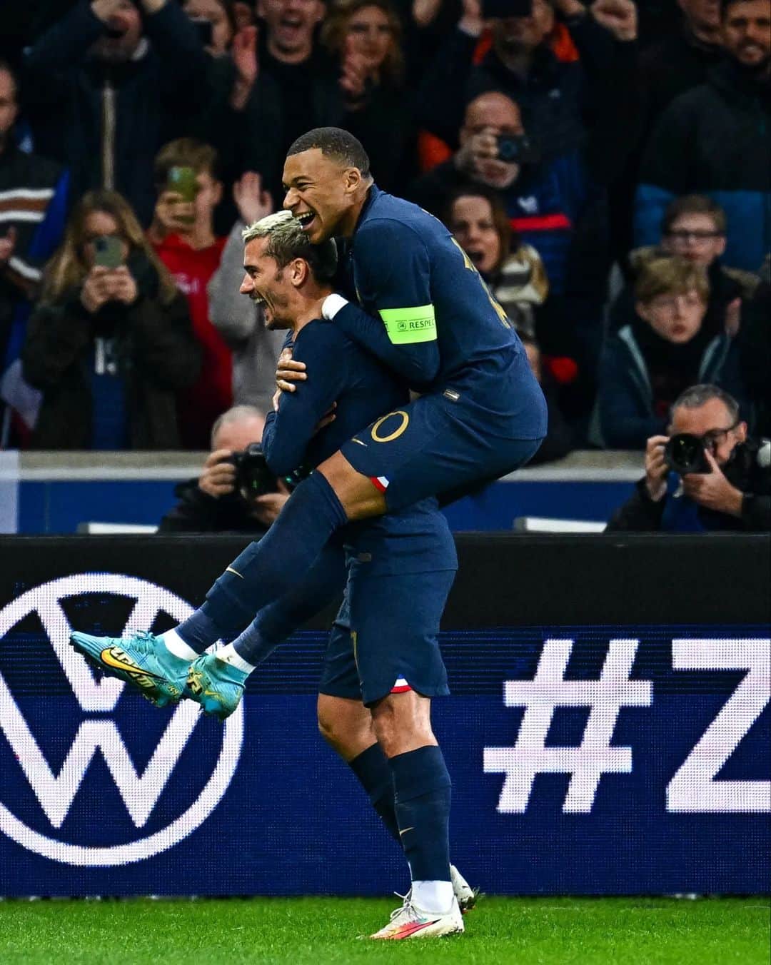 サッカー フランス代表チームのインスタグラム：「𝗨𝗻𝗲 𝗮𝗻𝗻𝗲́𝗲 𝗽𝗿𝗼𝗹𝗶𝗳𝗶𝗾𝘂𝗲 ⚽🔥  14 Bleus ont fait trembler les filets en 2023 pour un total de 34 buts inscrits en 10 matchs 💪  #FiersdetreBleus」