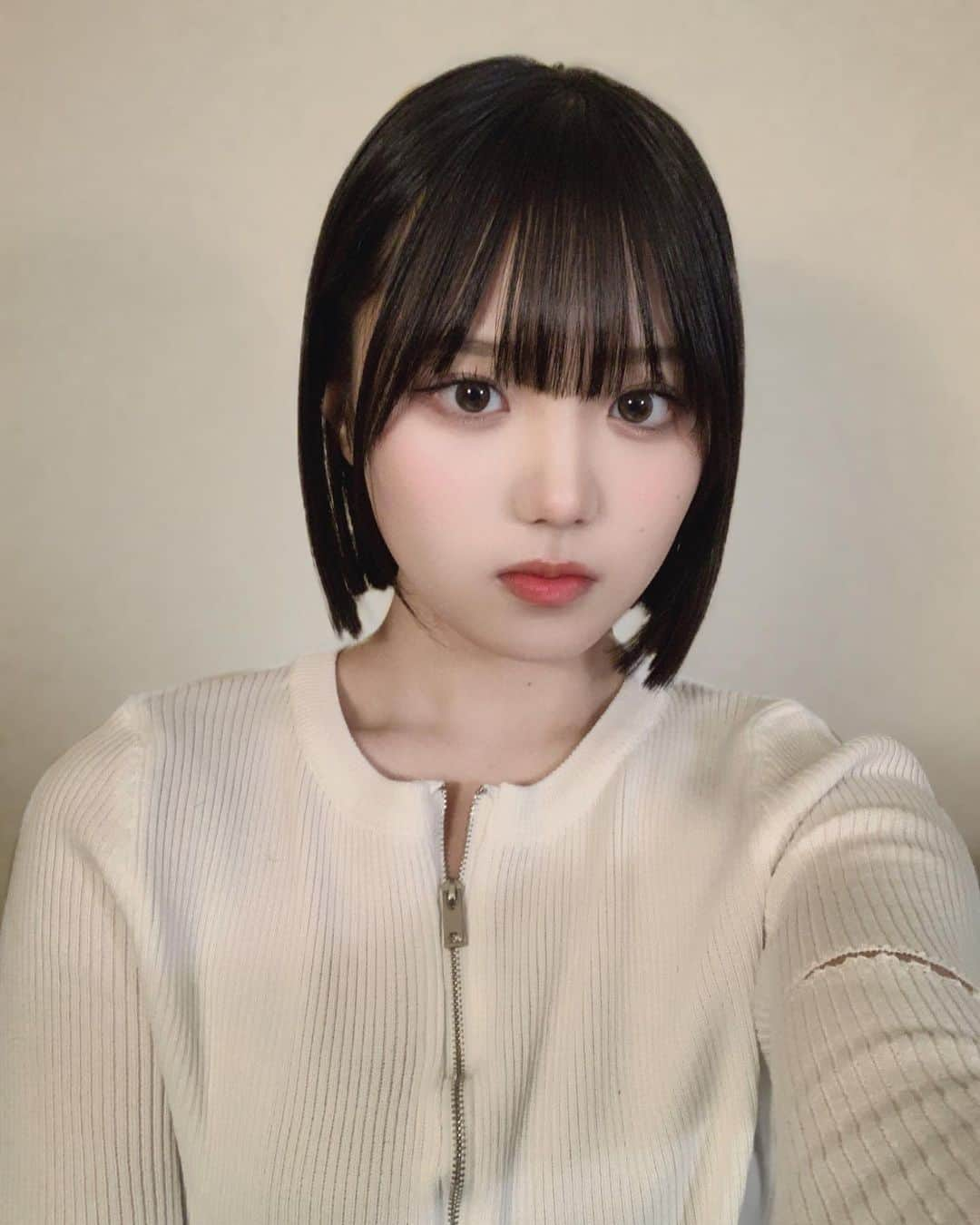 佐藤楓恋のインスタグラム：「💇🏻‍♀️💭 実は初めてのボブにしました！ とても勇気がいりましたが、バッサリ切っちゃいました！笑 韓国人に憧れがあるので、タッセルカットにしてもらいました🌟 とても可愛くて気に入っています💞 ボブの私も宜しくね︎☺︎   #イメチェン  #イメチェンカット  #ボブ  #ボブヘア  #韓国ボブ  #タッセルカット  #jk #sjk #高校生 #高2 #タレント #モデル #佐藤楓恋 #fyp #06」