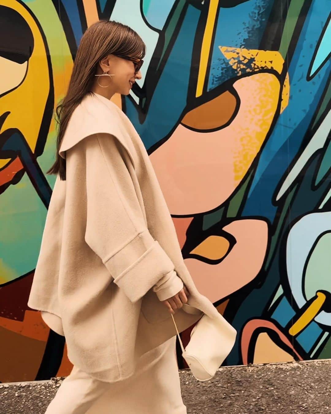 May J.のインスタグラム：「My life lately…  1. 久々のおでかけ 2.カフェラテにハマりすぎ 3.ハラミちゃんとよろにく　@harami_piano  4.冬空 5.私服で足出すの久々 6.ヒカリエにいた 7.リアルクリスマスリース　thanx to @semur_af  8.絶品椎茸そば 9.親友から突然届いたユニコーンバルーン🦄 10.この足食べちゃいたい」
