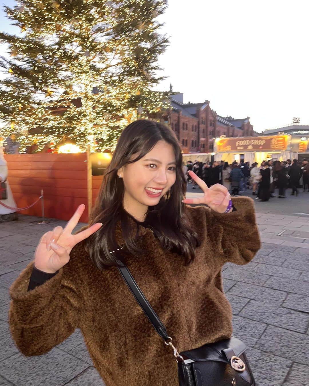 夢花さんのインスタグラム写真 - (夢花Instagram)「今年✌🏻回目クリスマスマーケット🎄笑 何回行っても大好き！！！！^_^  　  　  　 #クリスマスマーケット #クリスマス #クリスマスコーデ #横浜 #横浜赤レンガ倉庫 #横浜赤レンガ倉庫クリスマスマーケット #christmas #christmasmarket #ボアブルゾン #ボアジャケット #ボア #ロングブーツ #ロングブーツコーデ #冬コーデ #ブラウンコーデ」12月9日 20時46分 - dreamm_flowerr