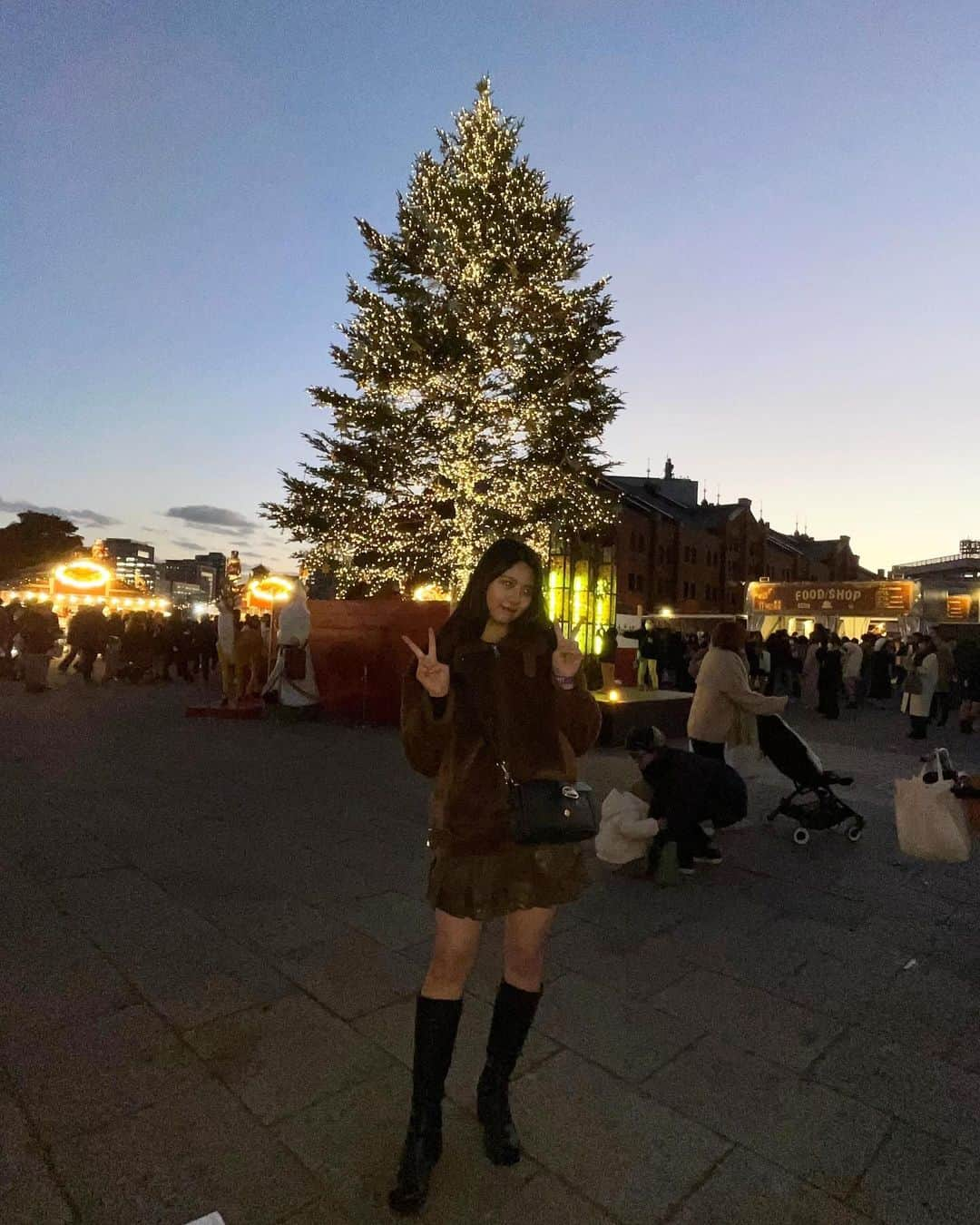 夢花さんのインスタグラム写真 - (夢花Instagram)「今年✌🏻回目クリスマスマーケット🎄笑 何回行っても大好き！！！！^_^  　  　  　 #クリスマスマーケット #クリスマス #クリスマスコーデ #横浜 #横浜赤レンガ倉庫 #横浜赤レンガ倉庫クリスマスマーケット #christmas #christmasmarket #ボアブルゾン #ボアジャケット #ボア #ロングブーツ #ロングブーツコーデ #冬コーデ #ブラウンコーデ」12月9日 20時46分 - dreamm_flowerr