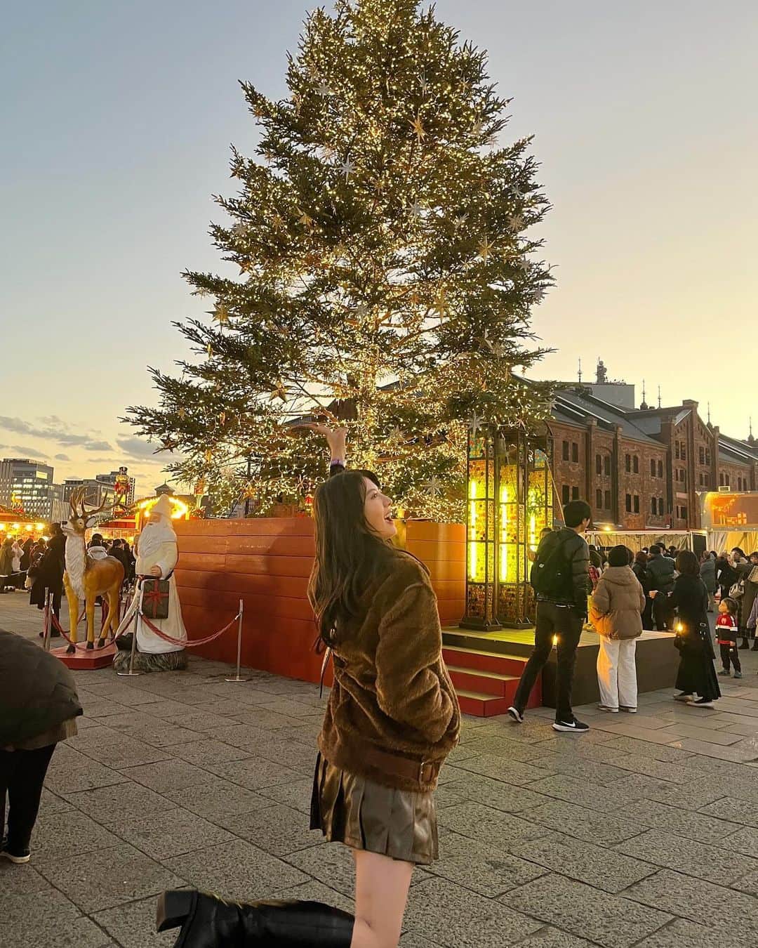 夢花さんのインスタグラム写真 - (夢花Instagram)「今年✌🏻回目クリスマスマーケット🎄笑 何回行っても大好き！！！！^_^  　  　  　 #クリスマスマーケット #クリスマス #クリスマスコーデ #横浜 #横浜赤レンガ倉庫 #横浜赤レンガ倉庫クリスマスマーケット #christmas #christmasmarket #ボアブルゾン #ボアジャケット #ボア #ロングブーツ #ロングブーツコーデ #冬コーデ #ブラウンコーデ」12月9日 20時46分 - dreamm_flowerr
