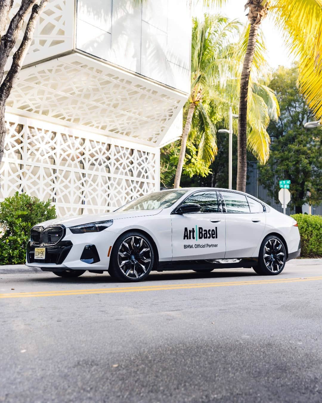 BMWのインスタグラム：「All 👀 on the look at Art Basel Miami Beach ☀️  @artbasel @bmw @bmwusa 📸: @vacostudio  THE NEW BMW i5 M60. 100% electric.  The BMW i5 M60 xDrive.  #THENEWi5 #THEi5 #BMW #BMWi #BornElectric #BMWElectric #BMWGroupCulture #ArtBasel #ArtBaselMiamiBeach  __ BMW i5 M60 xDrive Sedan: Combined power consumption: 21.2–18.2 kWh/100 km. Combined CO2 emissions: 0 g/km. Electric range: 439–516 kilometers. All data according to WLTP. Further info: www.bmw.com/disclaimer」