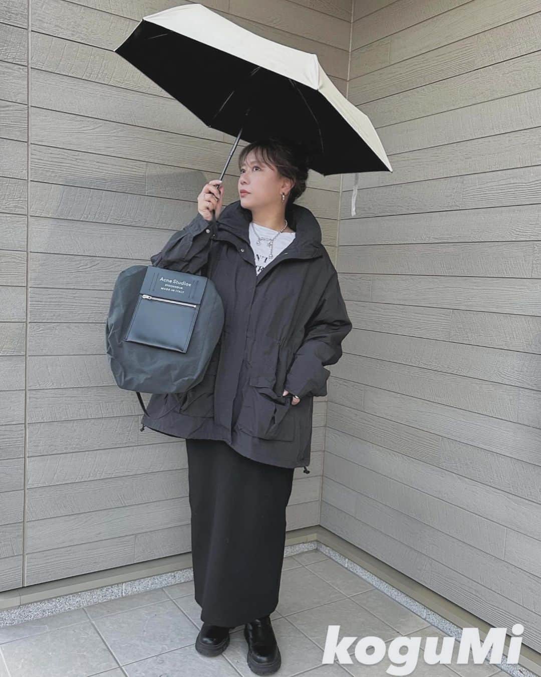 mmmaaakkkiiikkkoooのインスタグラム：「☔︎ ニューオープンのお出かけブランド  @kogumi_women の折りたたみ傘🖤  シンプルでコンパクトなデザイン✨ なんと。 ワンタッチで折り畳みができるんです😊  晴れ雨兼用で、軽量なので一年中持ち歩くのに◎ 逆戻り防止機能に、遮光性と撥水性の高さで安心安全設計💛  素敵なスーツケースやスカルプブラシも取り扱っていて、プレゼント企画も開催してます✨✨#PR 詳しくはハイライトからチェックしてみて下さい🌟 . . .  #お出かけ #バッグの中身 #スーツケース #おでかけブランド #折り畳み傘 #日傘 #雨傘 #お出かけコーデ #kogumi #便利グッズ #ミニマリスト」