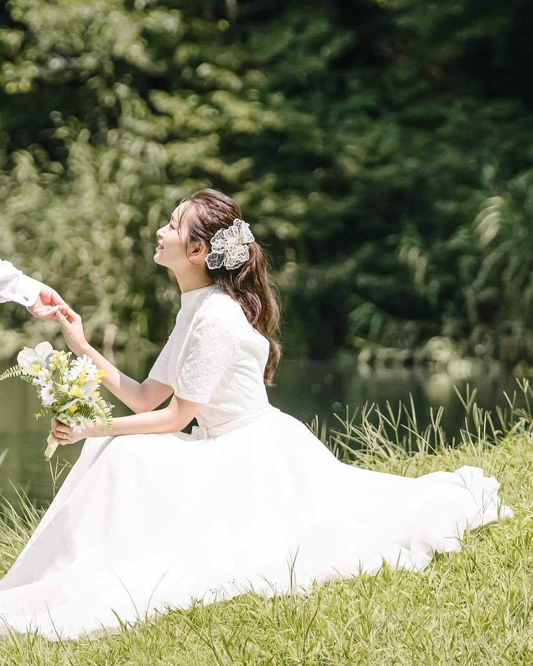 早川実季のインスタグラム：「夏に撮ったロケのフォトウェディングのデータをいただきました🌿  茨城の大自然の中で撮影してもらいました🤍 七つ洞公園すっごく綺麗だった…！関東でロケなら絶対におすすめ💍 ひまわりは大人気のひたち海浜公園です🌻  ヘアメイクはドレスに合わせてナチュラルに🪄🪞 アクセサリーで華やかさを足してもらいました♡  PR @photostudioluxe #茨城フォトウェディング #韓国フォトウェディング #ブライダルフォトスタジオLUXE #韓国フォト #韓国ウェディングフォト #茨城プレ花嫁 #茨城花嫁 #茨城ウェディング」