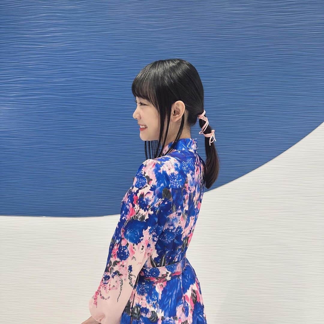 雪見みとのインスタグラム：「SDGsらぼの衣装とヘアメイク👗💄  いつも鮮やかで素敵なドレスをありがとうございます✨ @wildlily_daikanyama   ヘアメイクも衣装に合わせて変えてもらってて、ドレスと同じ色のリボンアレンジお気に入りだった🎀  今日はめちゃ断捨離した！ ずっと母にビデオ通話で相談しながら笑  冬服が嵩張ってたクローゼットがスッキリした✨ 絶対綺麗なまま維持するぞ！」