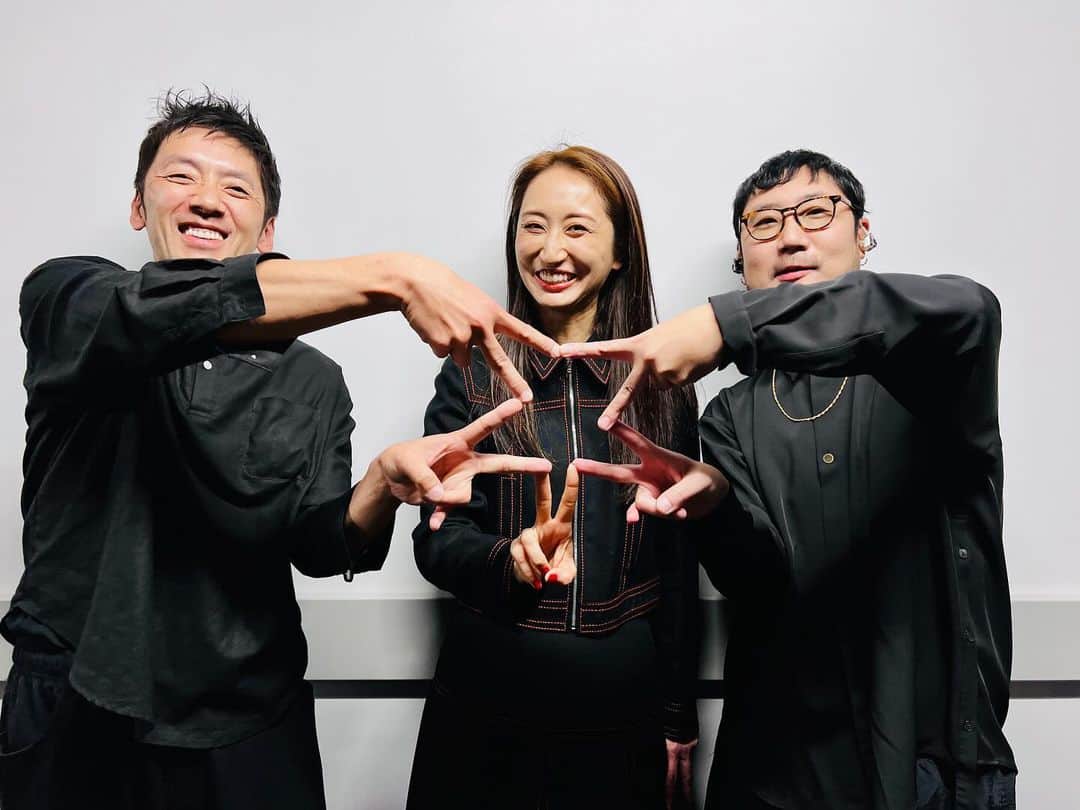 Ms.OOJAのインスタグラム：「LIVE inthe  DARK 福岡公演終わりました！！ 暗さにもだいぶ慣れて来て、 むしろこの暗さがクセになりそう。  久しぶりに会えた九州おじゃファミは楽しめたかな？？ 会えて嬉しかったよ🥰  次はZEPP 福岡で会おうね！！  写真はプラネタリウムということで星を作ってみました⭐️笑  ピアノ櫻井さんもチェロの修平くんも、暗闇の達人になってました。さすがです。 また来年はもっといろんなところのプラネタリウムに行きたいなぁー  #msooja #liveinthedark #コニカミノルタ　#福岡」