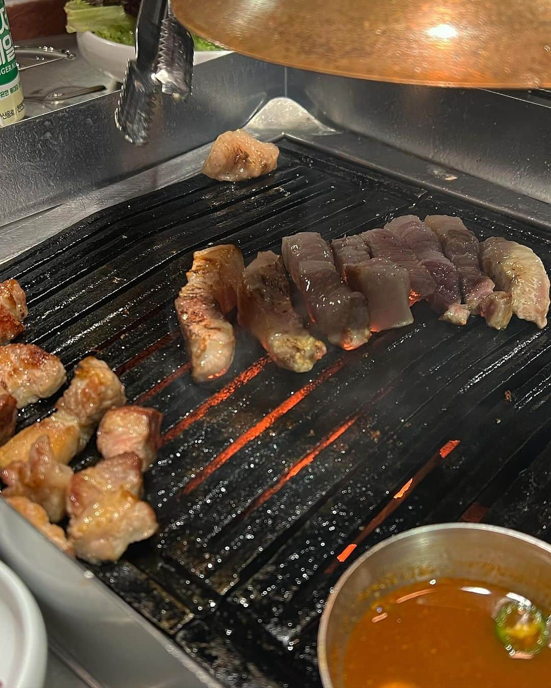 須田朱音さんのインスタグラム写真 - (須田朱音Instagram)「🐖  韓国初日の夜は、絶対に食べたかった サムギョプサル屋 @dosan_butchers へ。  📍トサン精肉清潭本店 서울 강남구 선릉로155길 12 1층  ジョングクやミンギュが食べに行って話題のとこね♡ (しっかり聖地巡り爆)  21:30くらいに到着して、9組待ちで諦めかけて… アプリでウェイティングしながら 系列店に寒い中歩いて向かってたら 10分くらいで呼び出されてダッシュで戻った💨  モクサルが食べたかったから3種盛りセットにしたよ。 お肉分厚くて、薬味のえごまの塩も美味しかった‼︎  おかずやサンチュ・えごまの葉は バイキング形式で取り放題。 ねぎキムチ辛くて美味しかった🇰🇷  #도산정육본점 #トサン精肉清潭本店 #清潭洞 #江南 #ジョングク #ミンギュ #聖地巡り」12月9日 20時46分 - akane_godo