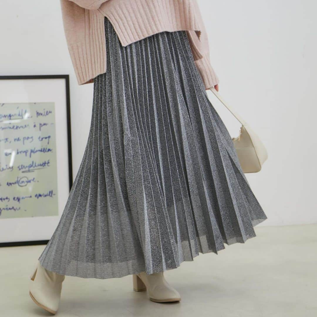 ViSさんのインスタグラム写真 - (ViSInstagram)「【lame knit pleated skirt】  揺れ感とキラッと感が可愛いプリーツスカート。  程よく華やかなのでお出かけの日にもオススメですし、 ロンTなど合わせてカジュアルにも着こなせます！  #BVC53040 ラメニットプリーツスカート ¥5,929 (税込) ※店舗販売中  スタイリングは @jadorejunonline をチェック！  #vis #vis_jp #ビス#fashion #大人カジュアル #カジュアルコーデ #カジュアル #レディ#冬#冬コーデ#秋冬コーデ#トレンド#トレンドファッション#スカート#プリーツ#お出かけコーデ #大人可愛いコーデ #キラキラ#ラメ#キレイめカジュアル」12月9日 20時49分 - vis_jp