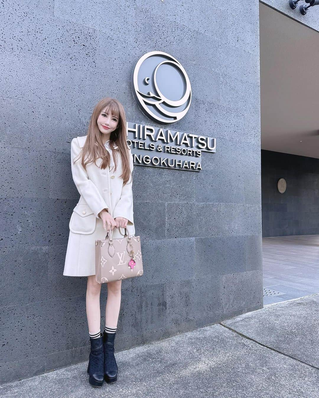 桜木ひなのインスタグラム：「♡箱根♡ 術後3ヶ月ぶりの旅行🚗💨 前回の熱海HIRAMATSUに続いて箱根HIRAMATSU♨️ ・ お馴染みの半露天風呂付きのお部屋が最高です✨ ・ そして何より❣️ お料理が美味しい😭✨ 流石レストラン創業のホテル✨🇫🇷 ・ ・ ・ #箱根#hiramatsuhotels #箱根ヒラマツ#箱根ヒラマツ仙石原 #露天風呂付き客室」