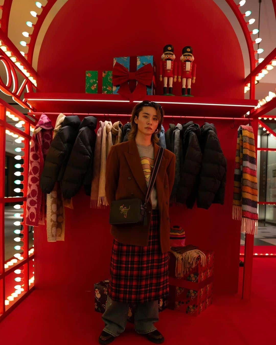 山下諒真さんのインスタグラム写真 - (山下諒真Instagram)「Coach Holiday  Pop Up Event🦖 ホリデーギフトにぴったりなアイテムや、このポップアップ限定のコーチのアイコンキャラクター恐竜のレキシーがスケートを楽しむ姿が描かれているバッグや革小物、レディトゥウェアが展開されてます🙌🙌 東京ミッドタウン ガレリアB1アトリウムにてポップアップ開催中です🌟🌟 #コーチミッドタウンアイスリンク #CoachJapan #CoachHoliday #PR」12月9日 20時50分 - y_amage_05