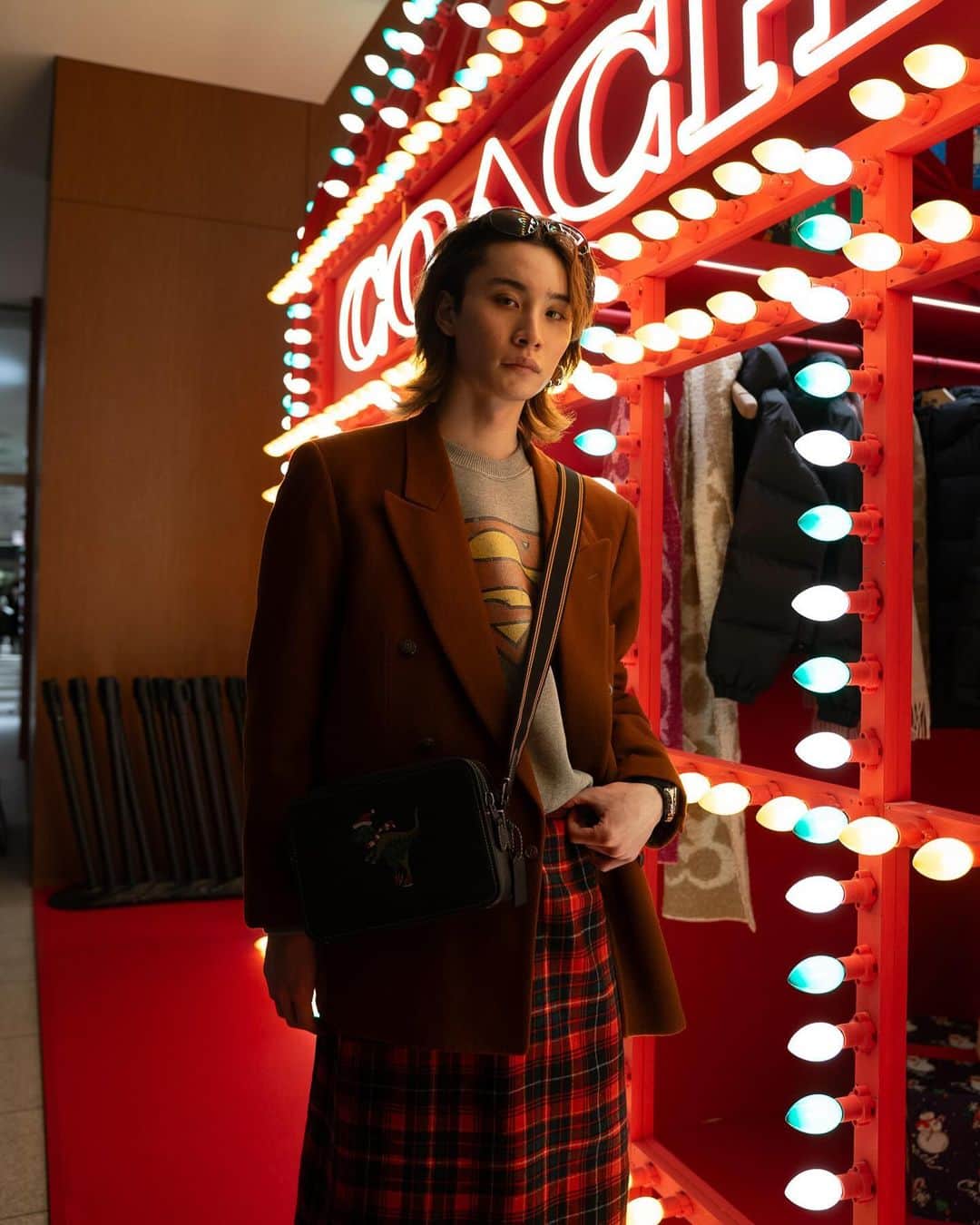 山下諒真さんのインスタグラム写真 - (山下諒真Instagram)「Coach Holiday  Pop Up Event🦖 ホリデーギフトにぴったりなアイテムや、このポップアップ限定のコーチのアイコンキャラクター恐竜のレキシーがスケートを楽しむ姿が描かれているバッグや革小物、レディトゥウェアが展開されてます🙌🙌 東京ミッドタウン ガレリアB1アトリウムにてポップアップ開催中です🌟🌟 #コーチミッドタウンアイスリンク #CoachJapan #CoachHoliday #PR」12月9日 20時50分 - y_amage_05