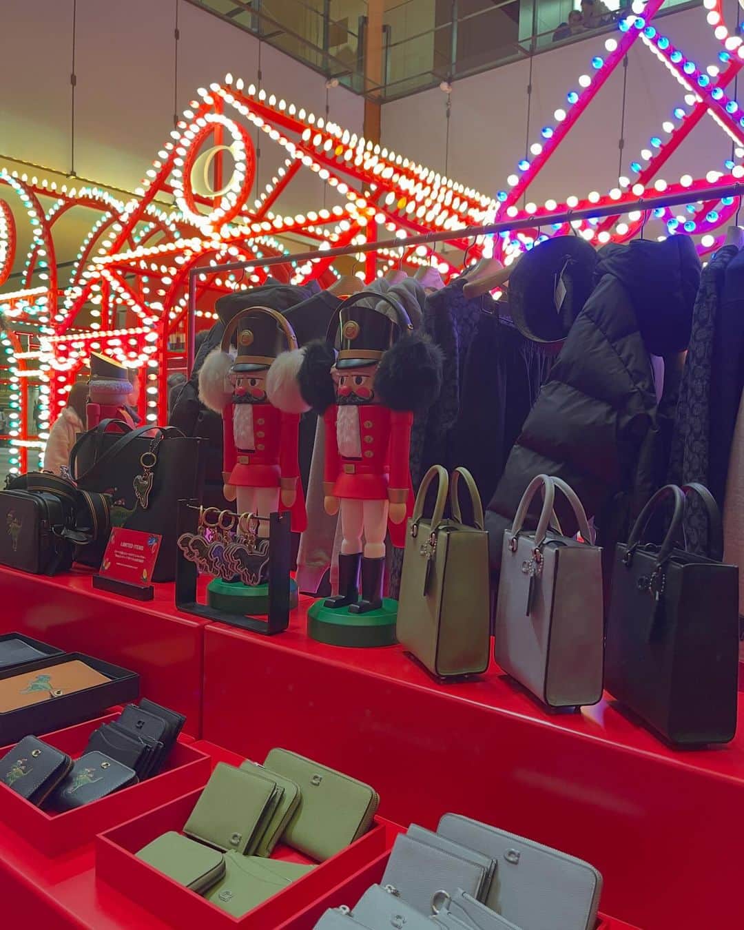 山下諒真さんのインスタグラム写真 - (山下諒真Instagram)「Coach Holiday  Pop Up Event🦖 ホリデーギフトにぴったりなアイテムや、このポップアップ限定のコーチのアイコンキャラクター恐竜のレキシーがスケートを楽しむ姿が描かれているバッグや革小物、レディトゥウェアが展開されてます🙌🙌 東京ミッドタウン ガレリアB1アトリウムにてポップアップ開催中です🌟🌟 #コーチミッドタウンアイスリンク #CoachJapan #CoachHoliday #PR」12月9日 20時50分 - y_amage_05