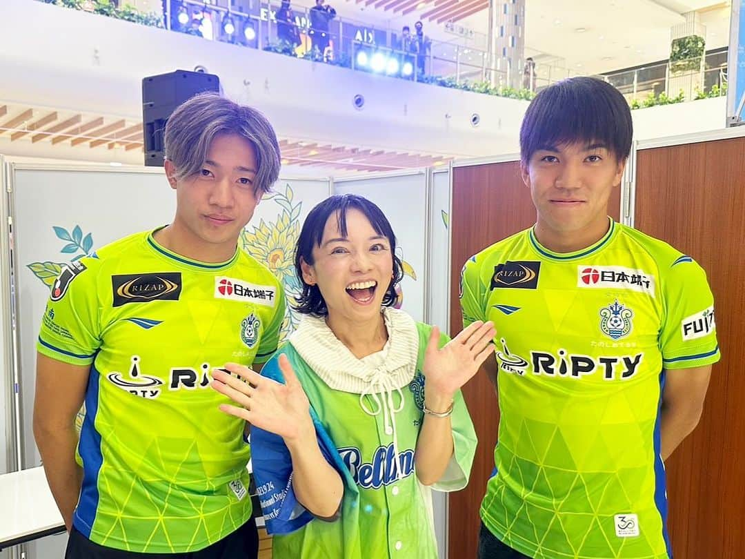 安田美香のインスタグラム：「#湘南ベルマーレ🟢🔵 ⚽️#田中聡 選手& #福田翔生 選手　  トークショー＆抽選会でした！  https://ameblo.jp/xanadu09/entry-12831905141.html  #ららぽーと湘南平塚 にお集まり頂き、ありがとうございました♪  #bellmare #ベルマーレ #Jリーグ #湘南 #jリーグ #jleague #サッカー #トークショー #抽選 #司会 #安田美香」