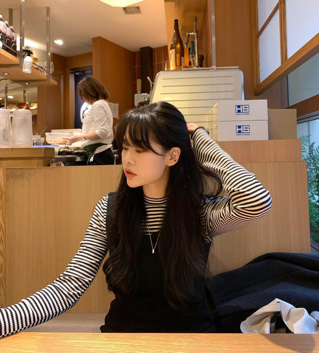 +82 경현さんのインスタグラム写真 - (+82 경현Instagram)「처음으로 보여드리는 원피스라 설레는 마음🌷🧚🏻‍♀️🎀 #BITETHEBULLET#바잇더불렛  + 업데이트 현황은 @bitethebullet.co.kr 요 계정에서 확인가능하세요🧚🏻‍♀️  + 사진속의 코디는 댓글로 문의주시면 업데이트시 안내 다이렉트 보내드리고 있습니다🥳✨」12月9日 20時52分 - kkh516