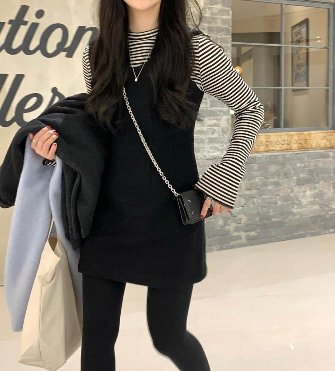 +82 경현のインスタグラム：「처음으로 보여드리는 원피스라 설레는 마음🌷🧚🏻‍♀️🎀 #BITETHEBULLET#바잇더불렛  + 업데이트 현황은 @bitethebullet.co.kr 요 계정에서 확인가능하세요🧚🏻‍♀️  + 사진속의 코디는 댓글로 문의주시면 업데이트시 안내 다이렉트 보내드리고 있습니다🥳✨」