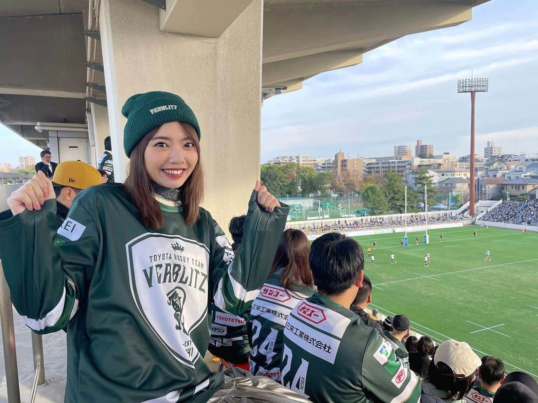 加藤里奈（カトリーナ）のインスタグラム：「🏉開幕戦 @toyotaverblitz 🏉 絶対行きたいと思っていた開幕戦に行けました😆  今月は #CBCラジオ #若狭敬一 のスポ音内で #トヨタヴェルブリッツ のインタビュアーを 担当しています🎙  先週は #福田健太 選手 @k____ta9  今週は #シオサイアフィフィタ 選手 @siosaiafifita11  のインタビューをOAしました！！ ぜひ#radikoタイムフリー でお聴きください📻  今日は #ブラックラムズ東京 との一戦🔥 @blackrams_official  15-8で勝利をおさめました🎉  来場者限定ホッケーシャツも ゲットできて幸福💚サイズ感も天才的！！  そして、なんと言っても新加入の #アーロンスミス 選手と#ボーデンバレット 選手！ @aaronsmith_1112 @beaudenbarrett  近くで拝めてかっこよすぎた…😍😍！ これから応援できると思うと嬉しすぎる！！  詳しくは明日の #カトリーナの全部全力 でもお話しします🎙  #トヨタヴェルブリッツ #ヴェルブリッツ #verblitz #ラグビー #rugby #ラグビーリーグワン #rugbyleague #rugbylife #rugbyplayer #rugbygram #rugbyclub #rugbylove #ラグビー観戦 #rugbyteam #リーグワン #leagueone #トヨタ自動車 #トヨタ自動車ヴェルブリッツ #siosaiafifita #aaronsmith #beaudenbarrett」