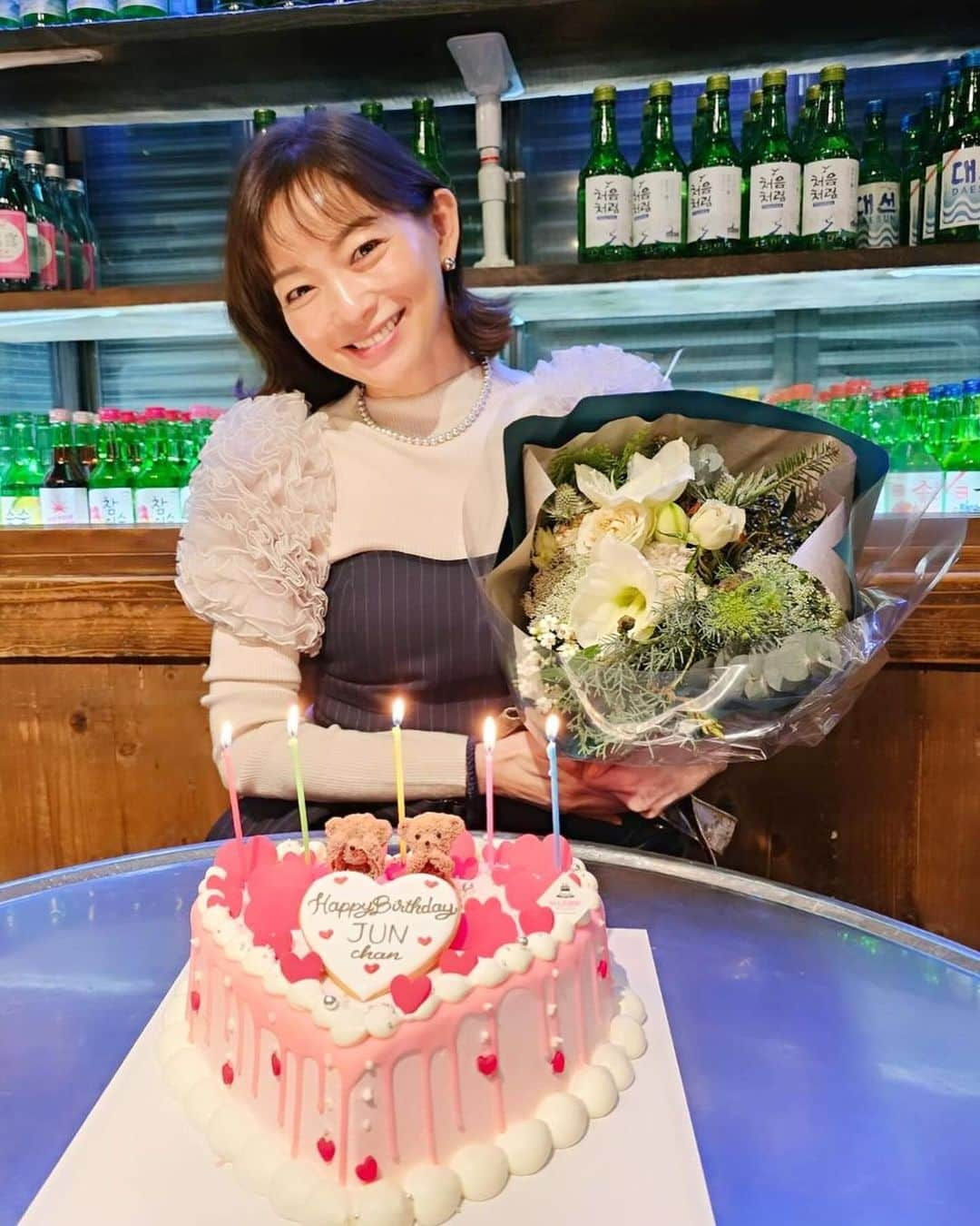 AYUMIさんのインスタグラム写真 - (AYUMIInstagram)「新大久保に集合して 純ちゃんのお誕生日のお祝いと忘年会♪  同世代の心強い友、かわいくて優しい純ちゃん お誕生日おめでとう❣️ みんなでお祝いができて嬉しかった✨  久しぶりにしほちゃんにも会えて みんなきれいでパワフル✨  発売中の andGIRL には美香ちゃんの格言カレンダー付き！ 美しい美香ちゃんと格言のカレンダーには、女子の心にズキュンの言葉がたくさん載っているよ✨  食後には愛可、なおちゃん、甘糟ちゃんと お茶もしてホッコリ☺️  みんな元気で、笑顔で、幸せだ💚」12月9日 20時55分 - ayumiayunco