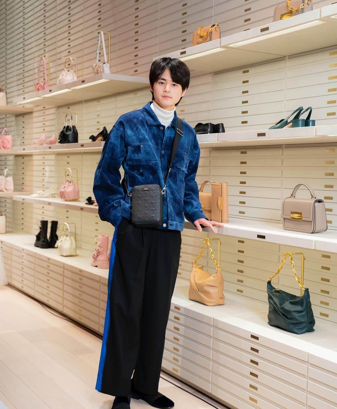 鈴鹿央士さんのインスタグラム写真 - (鈴鹿央士Instagram)「ジミー チュウが銀座コンセプトストアをオープンされまして、行って来ました！ 商品のディスプレイが綺麗で、ゴールドが印象的な素敵なお店でした。  #JIMMYCHOO #ジミーチュウ #JIMMYCHOOGINZA #PR」12月9日 20時55分 - ouji.suzuka.official