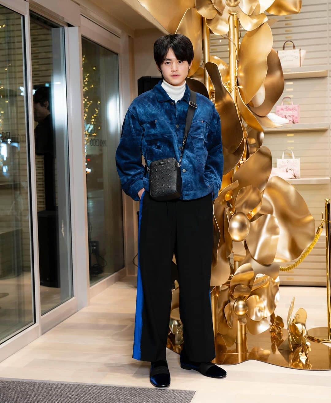 鈴鹿央士さんのインスタグラム写真 - (鈴鹿央士Instagram)「ジミー チュウが銀座コンセプトストアをオープンされまして、行って来ました！ 商品のディスプレイが綺麗で、ゴールドが印象的な素敵なお店でした。  #JIMMYCHOO #ジミーチュウ #JIMMYCHOOGINZA #PR」12月9日 20時55分 - ouji.suzuka.official