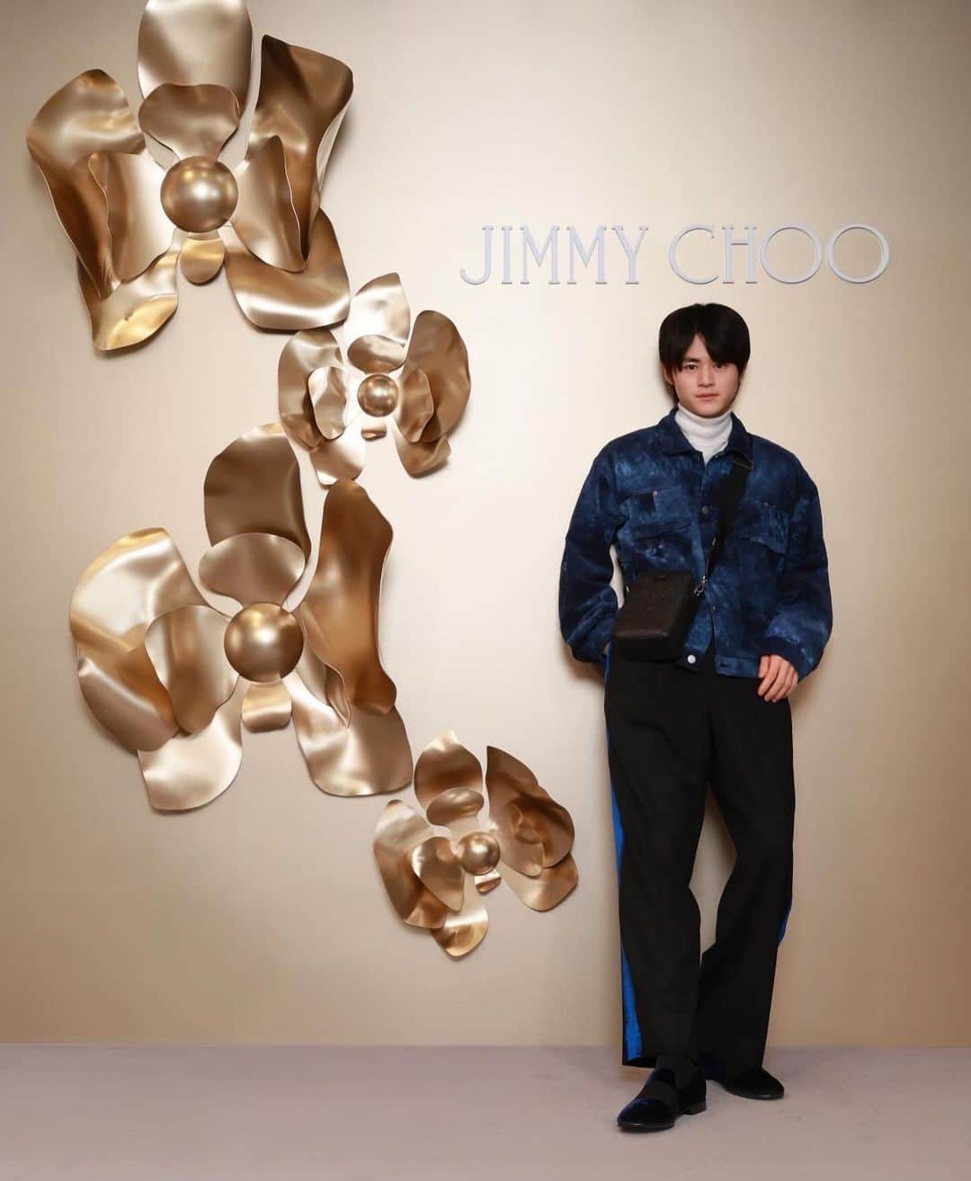 鈴鹿央士さんのインスタグラム写真 - (鈴鹿央士Instagram)「ジミー チュウが銀座コンセプトストアをオープンされまして、行って来ました！ 商品のディスプレイが綺麗で、ゴールドが印象的な素敵なお店でした。  #JIMMYCHOO #ジミーチュウ #JIMMYCHOOGINZA #PR」12月9日 20時55分 - ouji.suzuka.official