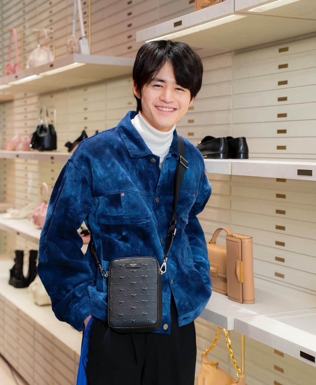 鈴鹿央士さんのインスタグラム写真 - (鈴鹿央士Instagram)「ジミー チュウが銀座コンセプトストアをオープンされまして、行って来ました！ 商品のディスプレイが綺麗で、ゴールドが印象的な素敵なお店でした。  #JIMMYCHOO #ジミーチュウ #JIMMYCHOOGINZA #PR」12月9日 20時55分 - ouji.suzuka.official