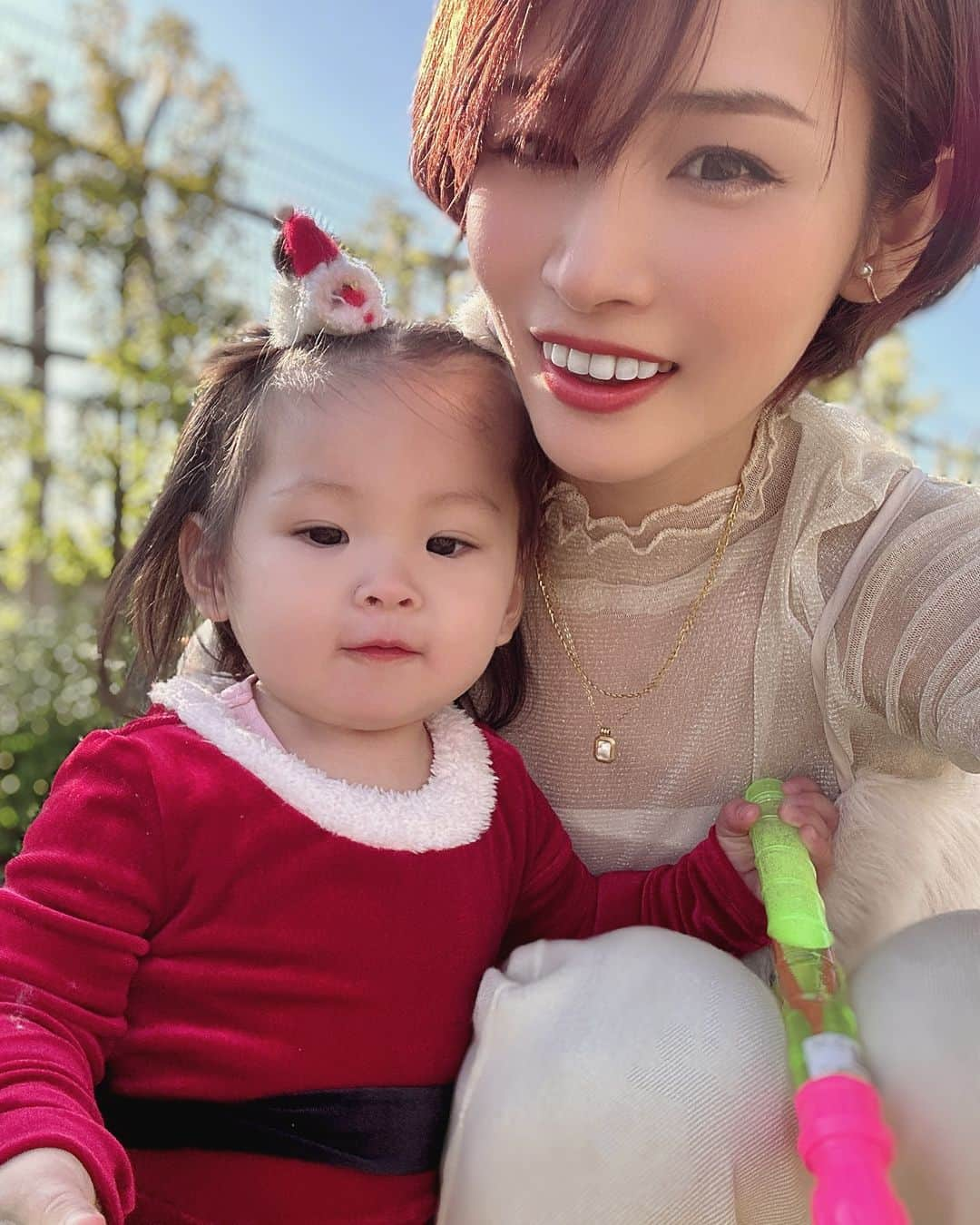 横町ももこのインスタグラム：「💖  娘ちゃんのはじめてのクリスマス🎅🎄  #Xmas2023 #myfirstchristmas  #merrychristmas  #christmas2023 #赤ちゃんのいる生活  #赤ちゃんのいる暮らし  #10ヶ月ベビー  #10monthsold  #令和5年ベビー #女の子ベビー #👶🌸 #ベビーモデル #親子モデル #公式たまひよグラマー  #ブロガー #インフルエンサー #ママインフルエンサー #フリーランスモデル #横町ももこ」