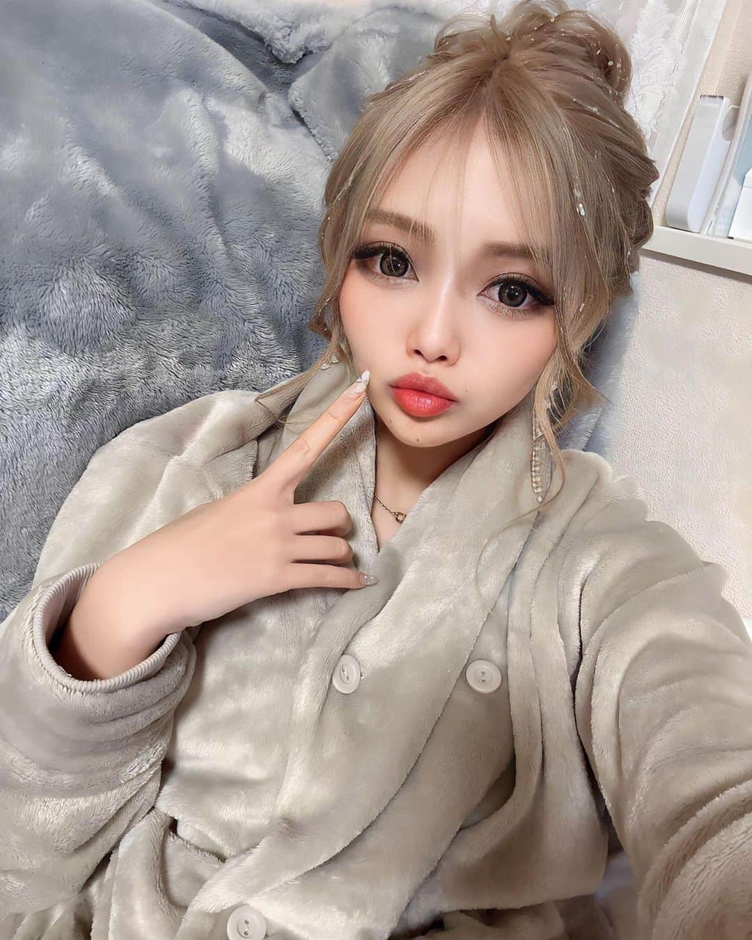 ゆうのインスタグラム：「. 毎日お団子したいけど自分でできないし、週末マテリあるから帽子被れなくて一生お団子できない😇 .」