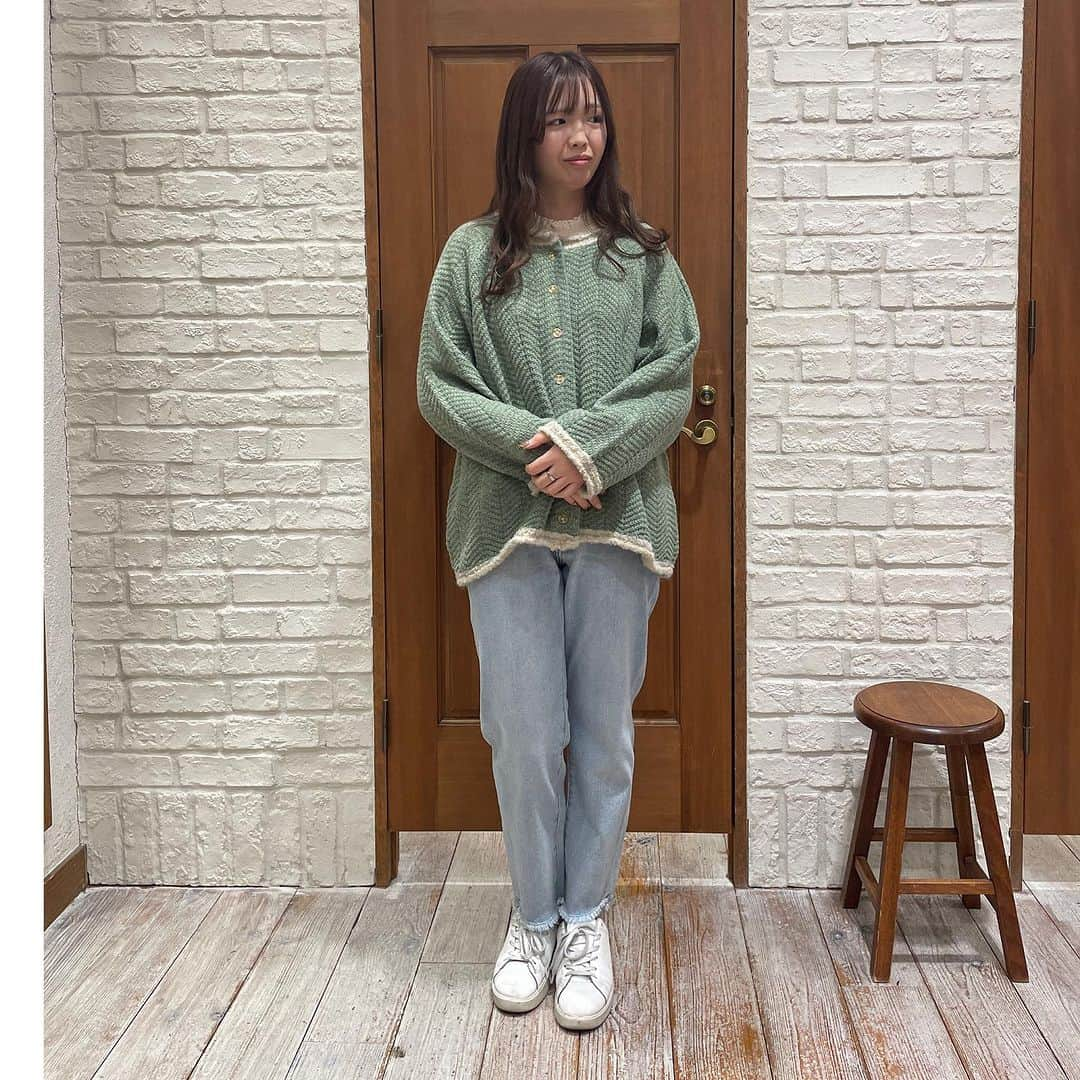 HEART MARKET (ハートマーケット)さんのインスタグラム写真 - (HEART MARKET (ハートマーケット)Instagram)「. . NEW  ARRIVAL ♡  ポンチョシルエットカーディガン (#fr2311507)  price :  税込3,465円(30%off) size :  FREE color :  3色  ポンチョのシルエットがとっても可愛いです💕 カジュアルにもキレイめのお洋服にも合わせられます✨  color :  GRN ◉コーデアイテム フリルレースロングT2309 (#lf2309601 )  カットオフデニムパンツ (#hp2308000 )  color :  NATU ◉コーデアイテム クロップドコットン長袖プルオーバー (#fr2311341 )  やわらかコーデュロイジャンスカ (#sa2311976 )  color :  CCL ◉コーデアイテム もちもちプチハイロンTEE (#bs2311203 )  コーデュロイパンツ (#fr2312566 )  【モデル身長：165cm】 @hm_mire  #ハートマーケット #heartmarket #heartmarket_tops #heartmarket_bottom #heartmarket_大人カジュアル #heartmarket_ナチュラル #ハトマコーデ #大人カジュアル #カジュアルコーデ #カジュアル #ファッション #秋コーデ #秋ファッション #冬コーデ #冬ファッション #今日のコーデ #outfit #ootd #fashion #着回しコーデ #着回しアイテム  #高身長コーデ #新作」12月9日 20時59分 - heartmarket