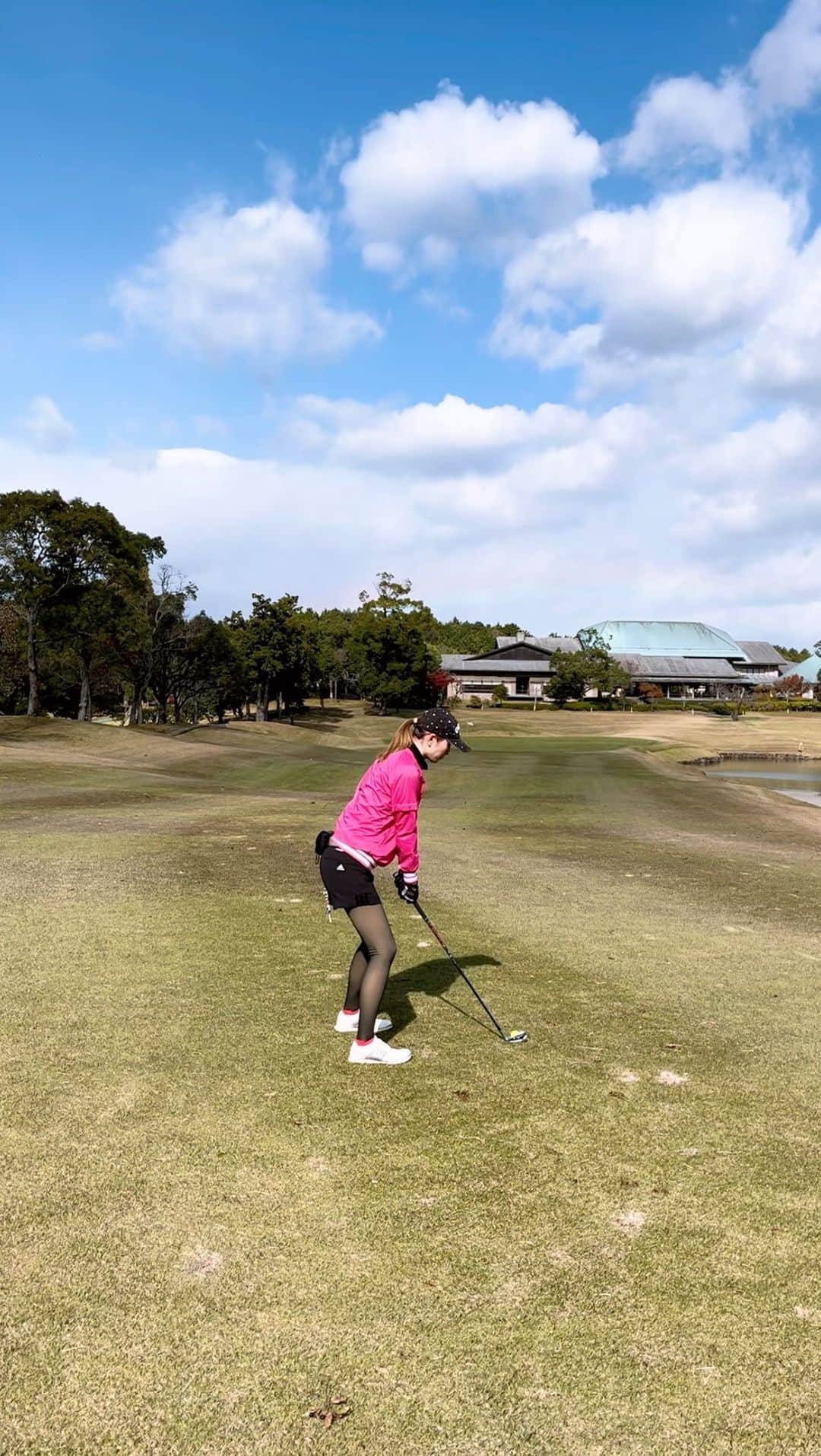 中田有美のインスタグラム：「池嫌すぎて左向き過ぎとった😫 めっちゃいい当たりしたけん 方向さえ合ってればな〜💦  いい当たりして 左行ったり右行ったりするのって 方向が向けてないだけなのが もったいない🙃w  #ゴルフ動画 #ゴルフスイング動画 #東海ゴルファー #三重ゴルフ女子」