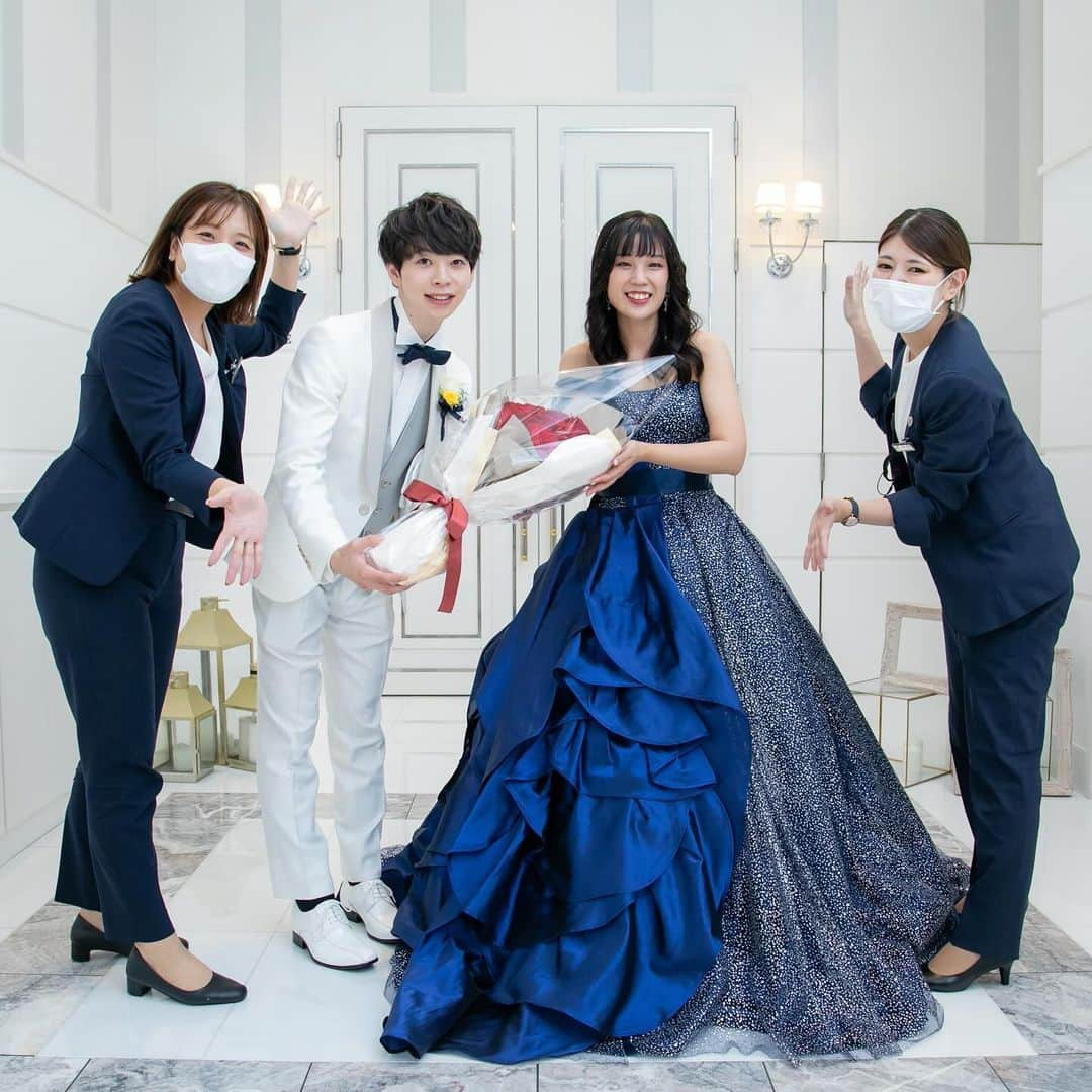 アルカンシエル南青山のインスタグラム：「【Wedding Photo Wish Staff❁】 ・ アルカンシエル南青山にて 結婚式を迎えられたお2人♡ お開き後には、お2人の担当をさせて頂いた プランナーと記念にお写真を撮影させていただきました！ ・ お2人の披露宴では演出に 樽ゲームや光と水を使ったグラティなど ゲストも一緒にできる演出を取り入れていて お2人もゲストも笑顔が絶えない素敵な披露宴でした！ ・ この度は誠におめでとうございます🎉 . .................................. 南青山で🌱光×水×緑🌿 を感じられる結婚式場🕊✴︎ . 『感謝を、式のまんなかに。』をテーマに 自然体で感謝が伝わる結婚式の事例を紹介💛 . 👇🏻をタップ🌈👣 @arcenciel.minamiaoyama ......................................  #スタッフ写真  #青ドレス #ブルードレス  #ウエディングレポ #挙式レポ #披露宴レポ #東京花嫁 #入籍 #プレ花嫁 #プレ花嫁準備 #表参道花嫁 #南青山 #ナチュラルウェディング #感謝を式のまんなかに」