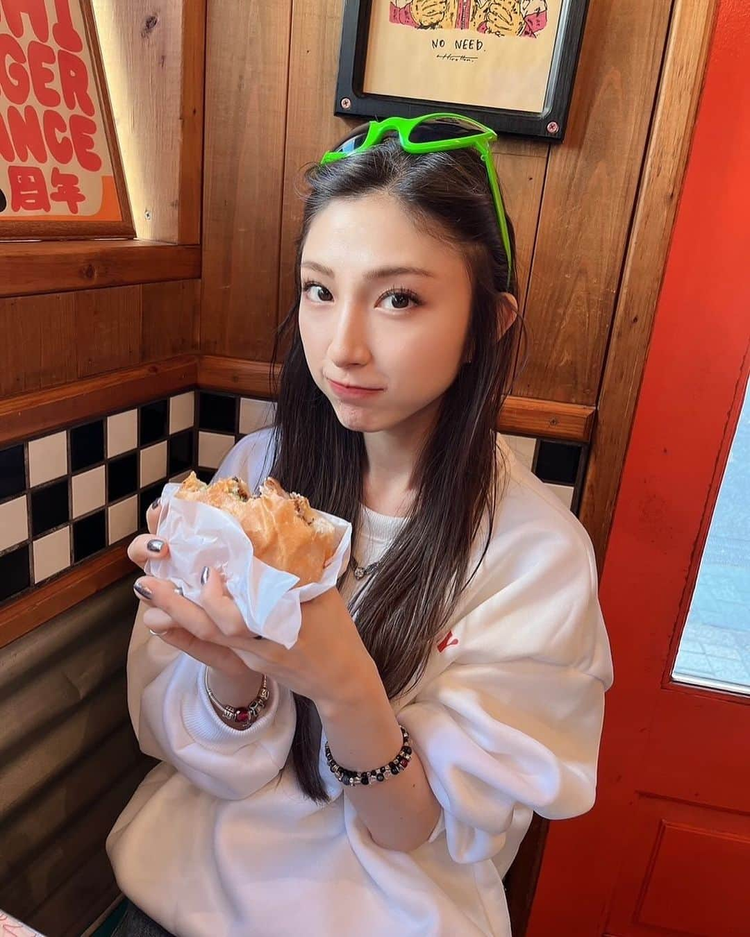 鈴木真梨耶のインスタグラム：「Hamburger🍔  with @mio006 👶🍼♡  . . . .  #bashibugerchance #hamburger #tokyo #japan . . #bestie #bestfriend #friendphoto」