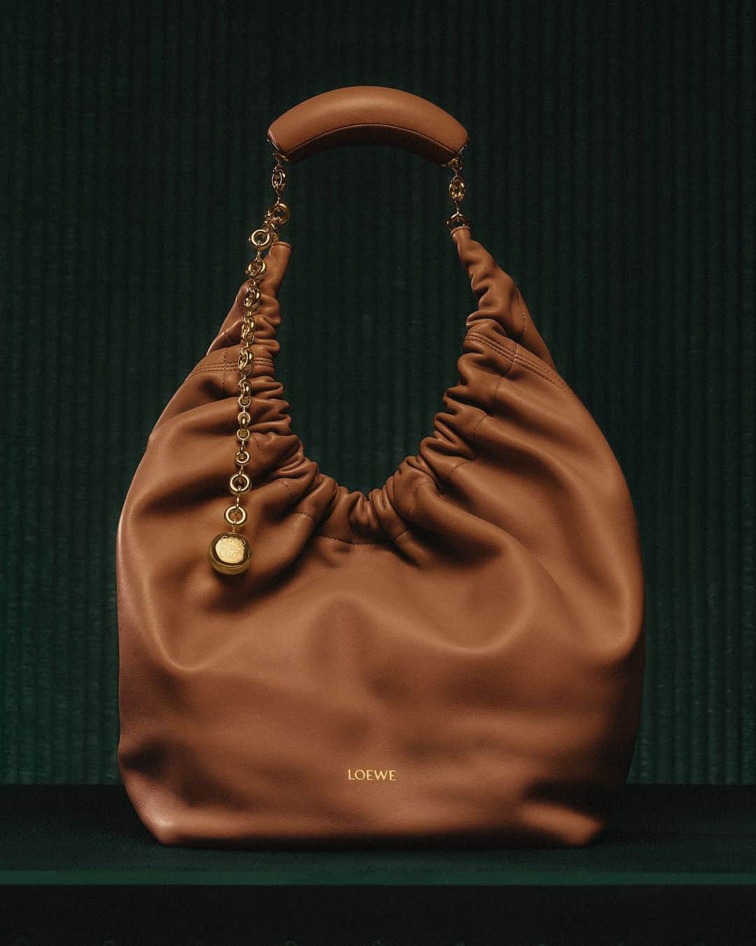 Loeweのインスタグラム：「SQUEEZE ME  The Large Squeeze bag in leather.  Available in store and on loewe.com  #LOEWE #LOEWEsqueeze」