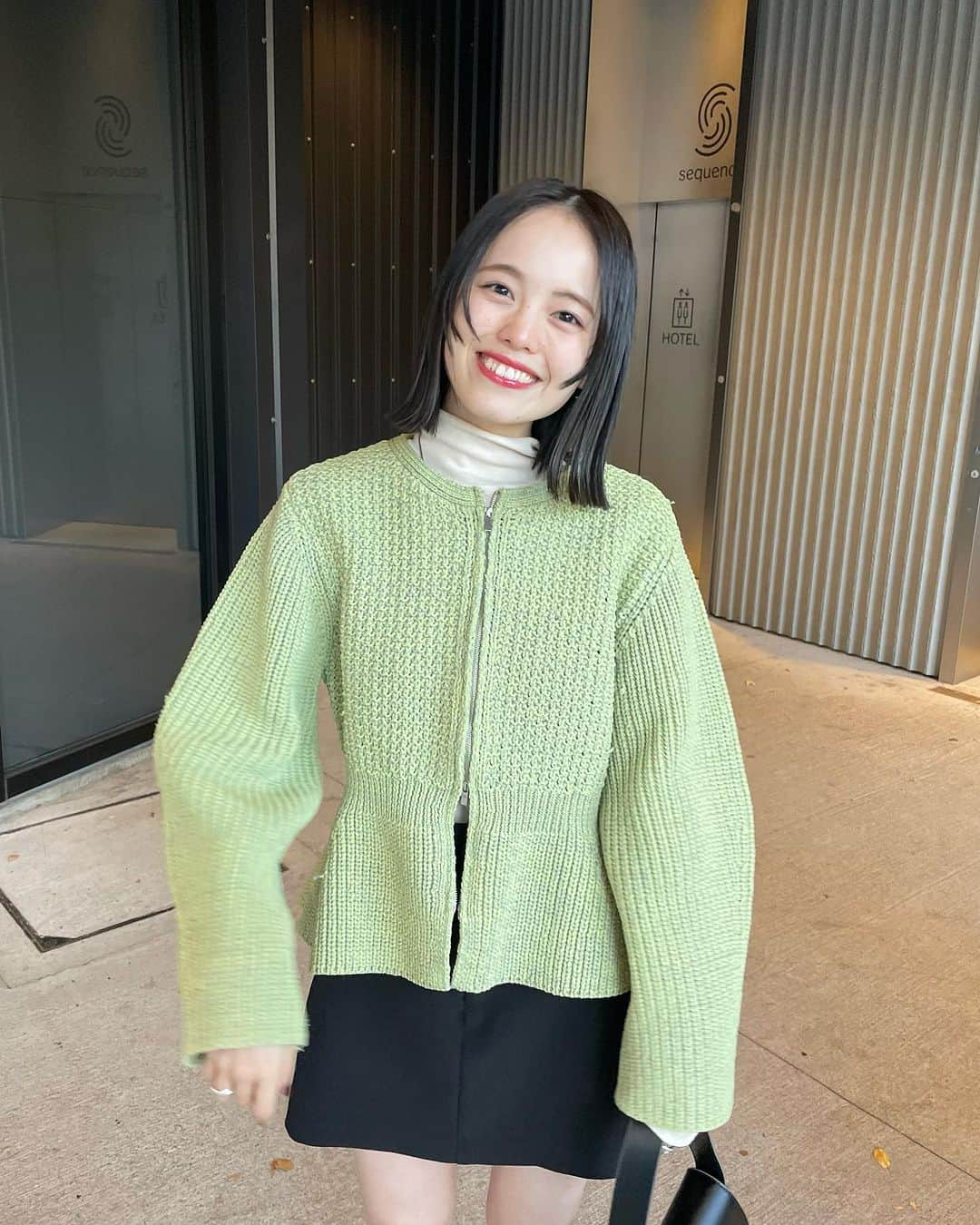 森川小百合のインスタグラム：「今日から公開スタートのアイテム💚💚💚  最推しアイテムは#メランジペプラムカーディガン  珍しくグリーンなんて着ちゃって🥹 最近グリーン気になる♡  パルクロナビゲーターの3人とも❣️ 沢山歩いて実は少し筋肉痛😂  昨日はライブも見て下さって皆さんありがとうございました🤍🤍  月曜日もお楽しみに！  . コーディネート#ワンピースコーデ#ワンピ#秋#秋服#ワンピース#ジャケット#ジャケットコーデ#ミニスカ#スカート#スカパン#デート#デート服#おでかけ#おでかけコーデ#163cm#163cmコーデ#骨格ウェーブ #骨格ナチュラル#骨格ウェーブ#ニット#ニットコーディネート#mystic#mystic_2024ss」