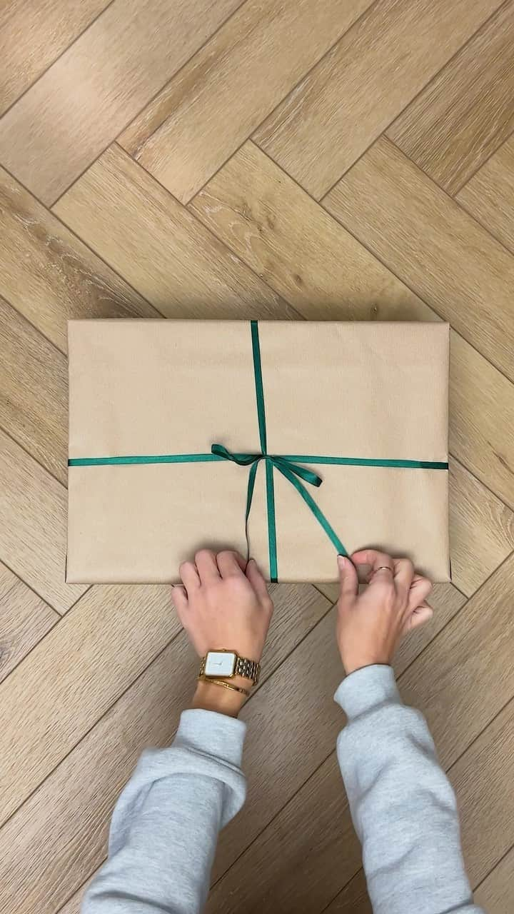 Kapten & Sonのインスタグラム：「#unwrapping time 😮‍💨 december special is on! buy your gifts over 75 euros and get our chestbag for FREE! 🫶 #bekapten #betheexperience」