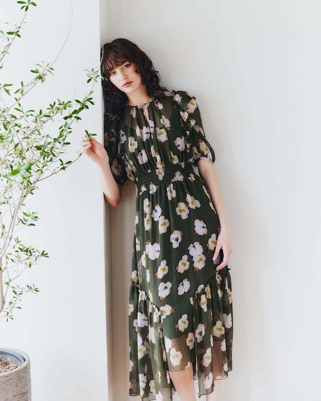 Double Standard Clothingさんのインスタグラム写真 - (Double Standard ClothingInstagram)「. NEW ARRIVAL CORCOVADO 2024 PRE-SPRING COLLECTION  [DRESS] CORCOVADO / Polyester Chiffon シャーリングドレス price. 86,900円(税込) color. ピンク / カーキ size. 36 / 38 / 40  ------------------------------------------ #doublestandardclothing #tokyo #corcovardo #DSC #sov #nightstore #fashion #ootd #2024prespring」12月9日 21時00分 - doublestandard_official