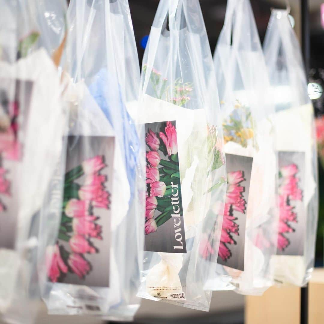 GINZA SONY PARK PROJECTさんのインスタグラム写真 - (GINZA SONY PARK PROJECTInstagram)「【『花のLoveletter』に想いを込めて/ Flower Loveletter, your message in it】  Sony Park Miniに並ぶ、フワラーブーケやドライフラワーブーケ。 このシーズンに伝えたくなる想いを、「LOVELETTER」がコーディネートする色鮮やかな花々に込めて贈りませんか？  Floral bouquets and dried flower bouquets line up at Sony Park Mini. How about sending your feelings you want to tell in this season with colorful flowers coordinated by flower shop “LOVELETTER”?  @loveletter_meme  #花のLoveletter #LoveLetter #FlowerShop #花屋 #銀座ギャラリー #銀座アート巡り #SonyParkMini #SonyPark #Ginza #GinzaSonyParkProject」12月9日 21時01分 - ginzasonypark