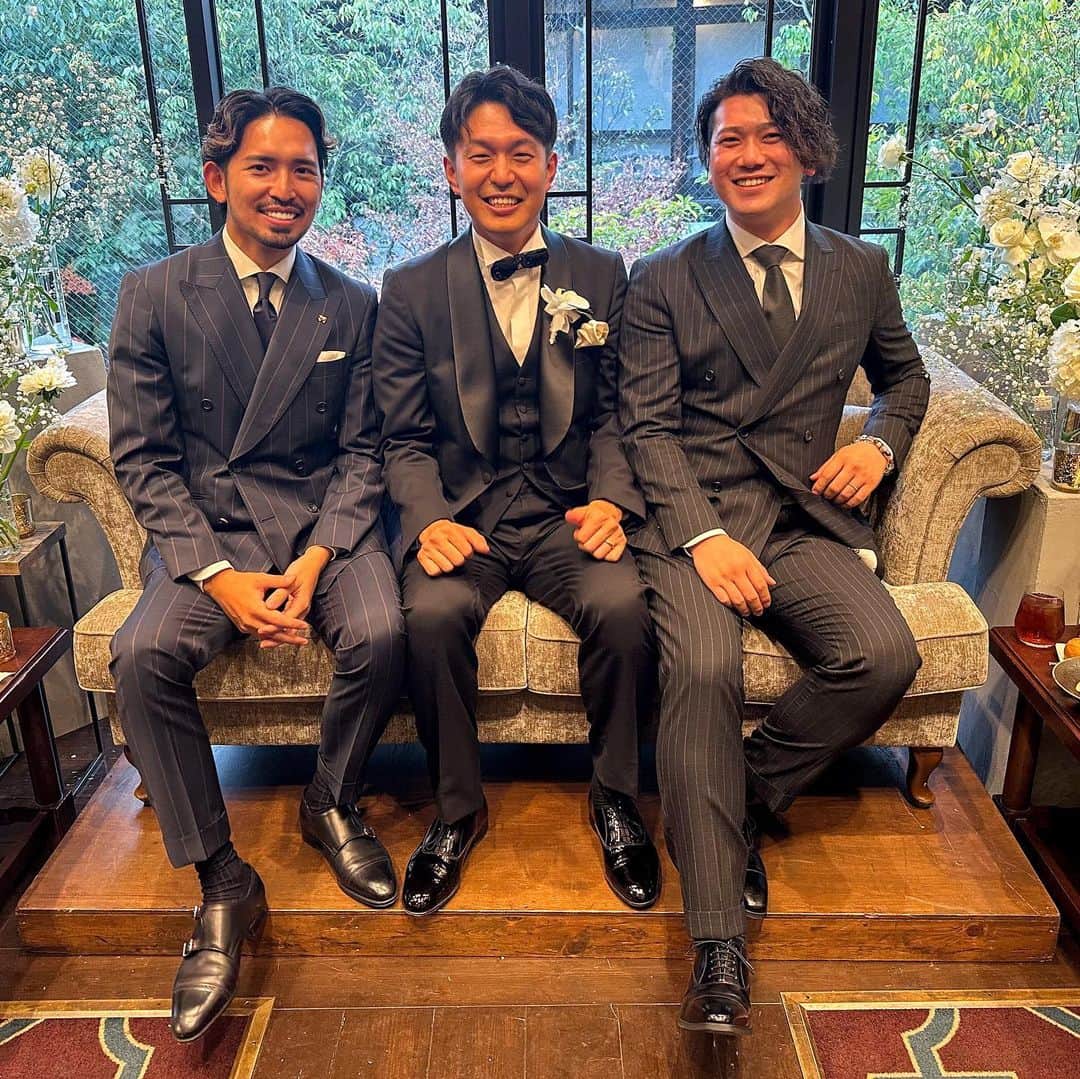 ken_navyさんのインスタグラム写真 - (ken_navyInstagram)「本日は大親友の結婚式に参列させて頂きました😊  本当に本当に素晴らしい結婚式でした‼️  ここでは言えませんが、サプライズさせて頂き喜んで頂けて良かった👍  末長くお幸せに🥰  そして、結婚式のスーツの着こなしですがよくご質問を頂きます。 @feriarebello_official のTikTokで3日に1回スーツに役立つ知識を公開してますので是非TikTokで仕立て屋ケンネイビーで検索してフォローしてください😊  結婚式参列者は 腕時計はマナー違反、スーツのカラーも決まっているのですが全てに理由があります😊 ボタンダウンシャツが絶対NGな理由はわかりますよね？😏 ルールやマナーがわからない方は僕のTikTokを見て頂きたいですが、何より主催者、主役は誰か、自分はお祝いに参列させて頂くという気持ちがあれば自然とマナーに則った着こなしで参列できると思います😆  結婚式はスーツで目立って女の子にモテたい！なんて気持ちは抑えて、マナーを守ってその中でカッコいいオーダースーツを着こなしモテましょう🥰笑」12月9日 21時01分 - ken_navy