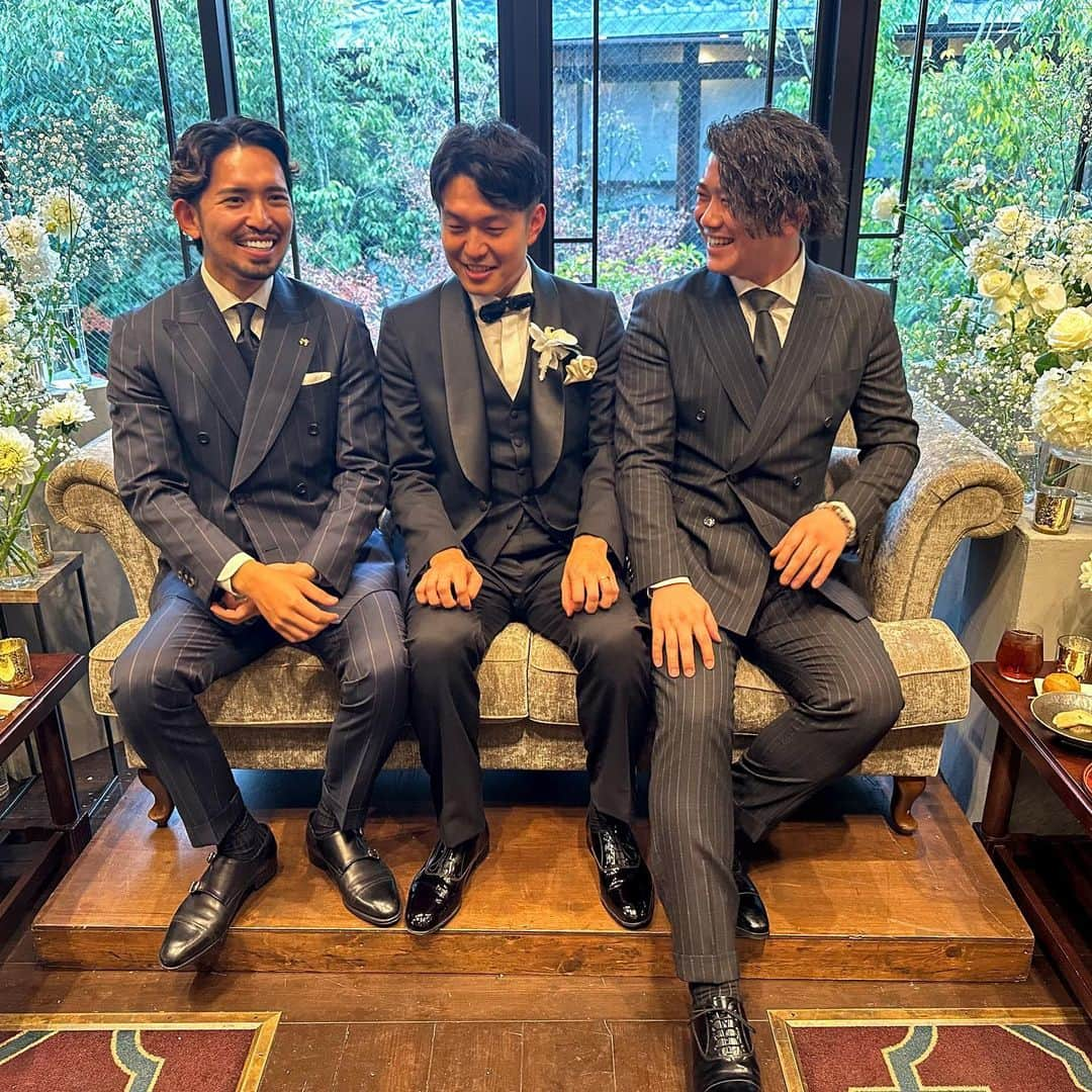 ken_navyさんのインスタグラム写真 - (ken_navyInstagram)「本日は大親友の結婚式に参列させて頂きました😊  本当に本当に素晴らしい結婚式でした‼️  ここでは言えませんが、サプライズさせて頂き喜んで頂けて良かった👍  末長くお幸せに🥰  そして、結婚式のスーツの着こなしですがよくご質問を頂きます。 @feriarebello_official のTikTokで3日に1回スーツに役立つ知識を公開してますので是非TikTokで仕立て屋ケンネイビーで検索してフォローしてください😊  結婚式参列者は 腕時計はマナー違反、スーツのカラーも決まっているのですが全てに理由があります😊 ボタンダウンシャツが絶対NGな理由はわかりますよね？😏 ルールやマナーがわからない方は僕のTikTokを見て頂きたいですが、何より主催者、主役は誰か、自分はお祝いに参列させて頂くという気持ちがあれば自然とマナーに則った着こなしで参列できると思います😆  結婚式はスーツで目立って女の子にモテたい！なんて気持ちは抑えて、マナーを守ってその中でカッコいいオーダースーツを着こなしモテましょう🥰笑」12月9日 21時01分 - ken_navy