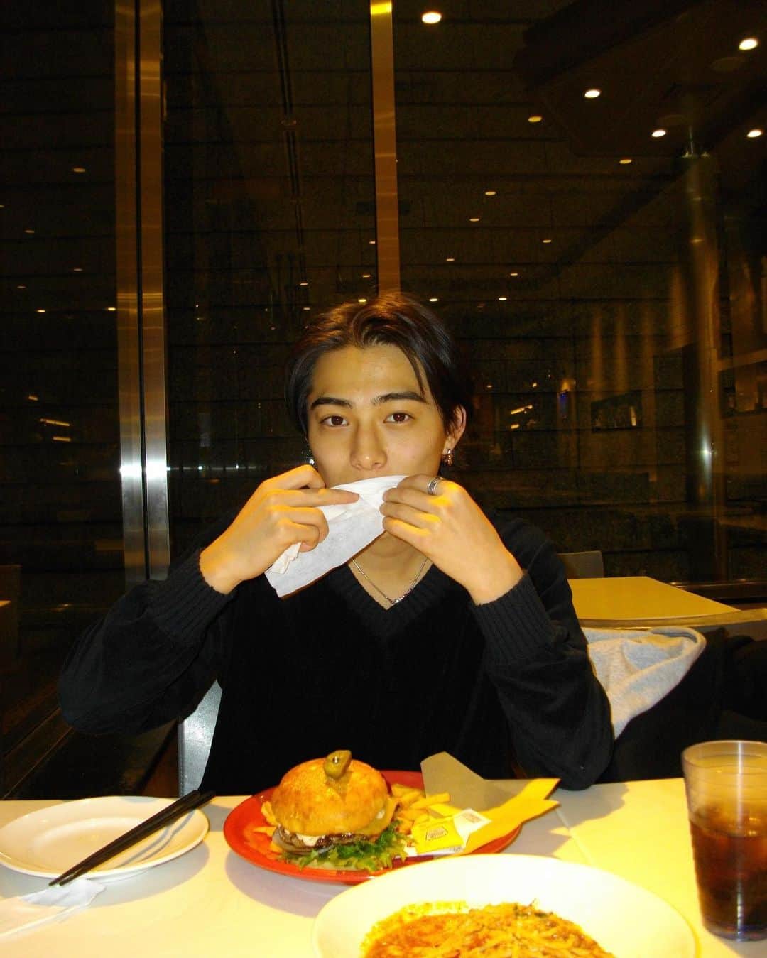 こたさんのインスタグラム写真 - (こたInstagram)「3年前何となく入ったお店で3年越しに同じ席で食べに行ってきた✌️ 4年目もいっぱい喧嘩しよか〜」12月9日 21時11分 - koji._.ron01