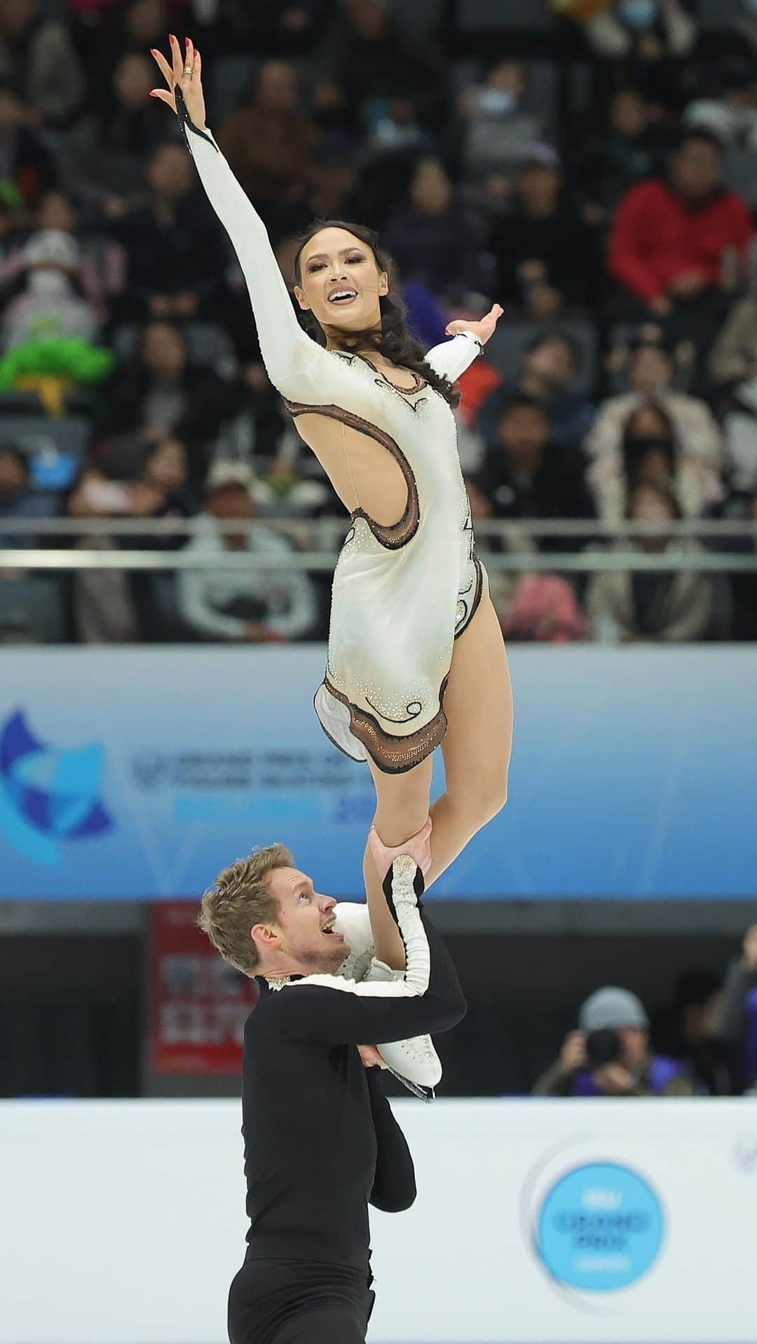 エヴァン・ベイツのインスタグラム：「Grand Prix Final Title ✅  Chock / Bates 🇺🇸 continue their winning streak by adding the #GPFigure Final 🥇 to their collection!   #FigureSkating」