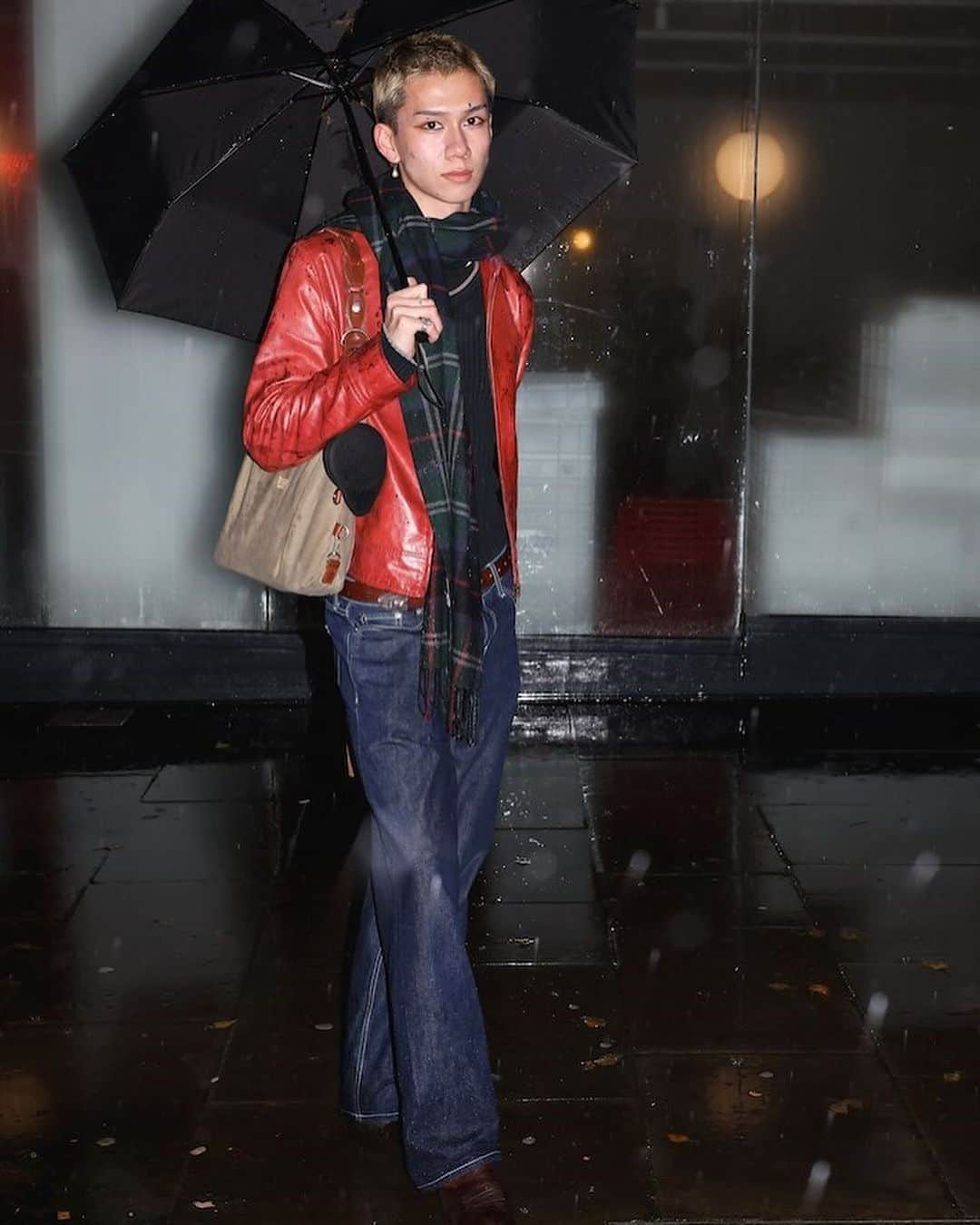 Dazed Magazineさんのインスタグラム写真 - (Dazed MagazineInstagram)「Not so grim up North? No shit! ⁠ ⁠ All eyes are on the North of England right now, as @chanelofficial lands in Manchester for its 2023/2024 Métiers d’art show, taking over a cobbled street in its cultural Northern Quarter to debut a collection indebted to the city’s indelible music scene – from the acid house of the Haçienda, to the Northern Soul blared out in working men’s clubs, to baggy bands like Oasis, Stone Roses, and more.⁠ ⁠ We sent local photographer @jayjohnson94 out onto the city’s streets to capture a bunch of looks and get the lowdown on the best bits about Manny, its influence on fashion, and what they really thought about the Chanel show.⁠ ⁠ Tap the link in bio to read more 🔗⁠ ⁠ ✍️ @emmaedavidson⁠ 📸 @jayjohnson94⁠ ⁠ #DazedFashion」12月9日 21時05分 - dazed