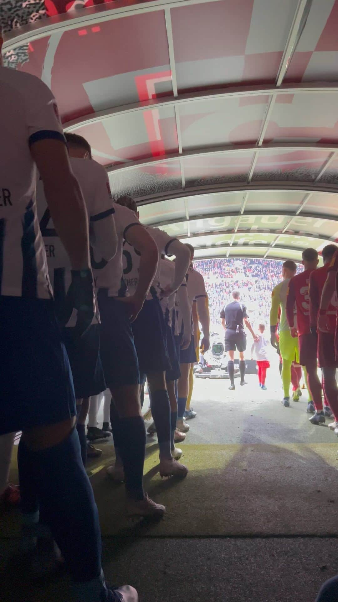 ヘルタ・ベルリンのインスタグラム：「Wir gehen rein! 🔵⚪️  #HaHoHe」