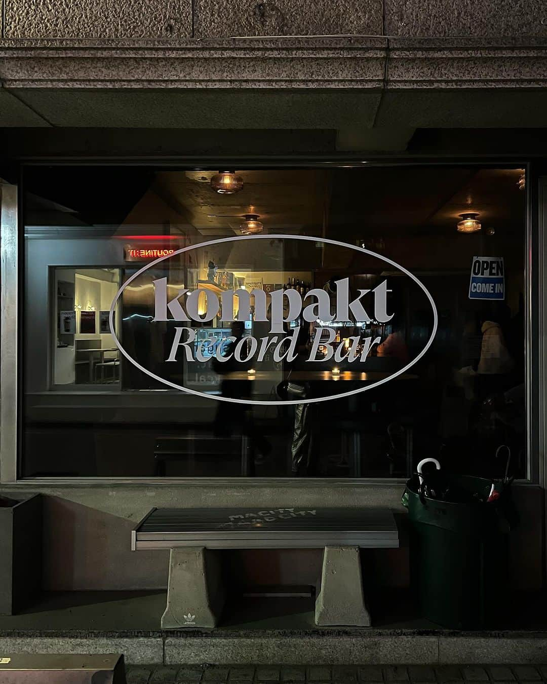 須田朱音のインスタグラム：「〜♪  ご飯の後はRecord Barへ🥃  📍 @kompaktrecordbar  도산대로25길 46 1층  雰囲気良くてお酒の種類も沢山あったよ。 私はダウンタイム中なので、柚子ジュース笑  オリジナルのルームスプレーは買ってもらった♪  #kompaktrecordbar #kompaktrecord  #新沙洞 #江南 #韓国旅行」