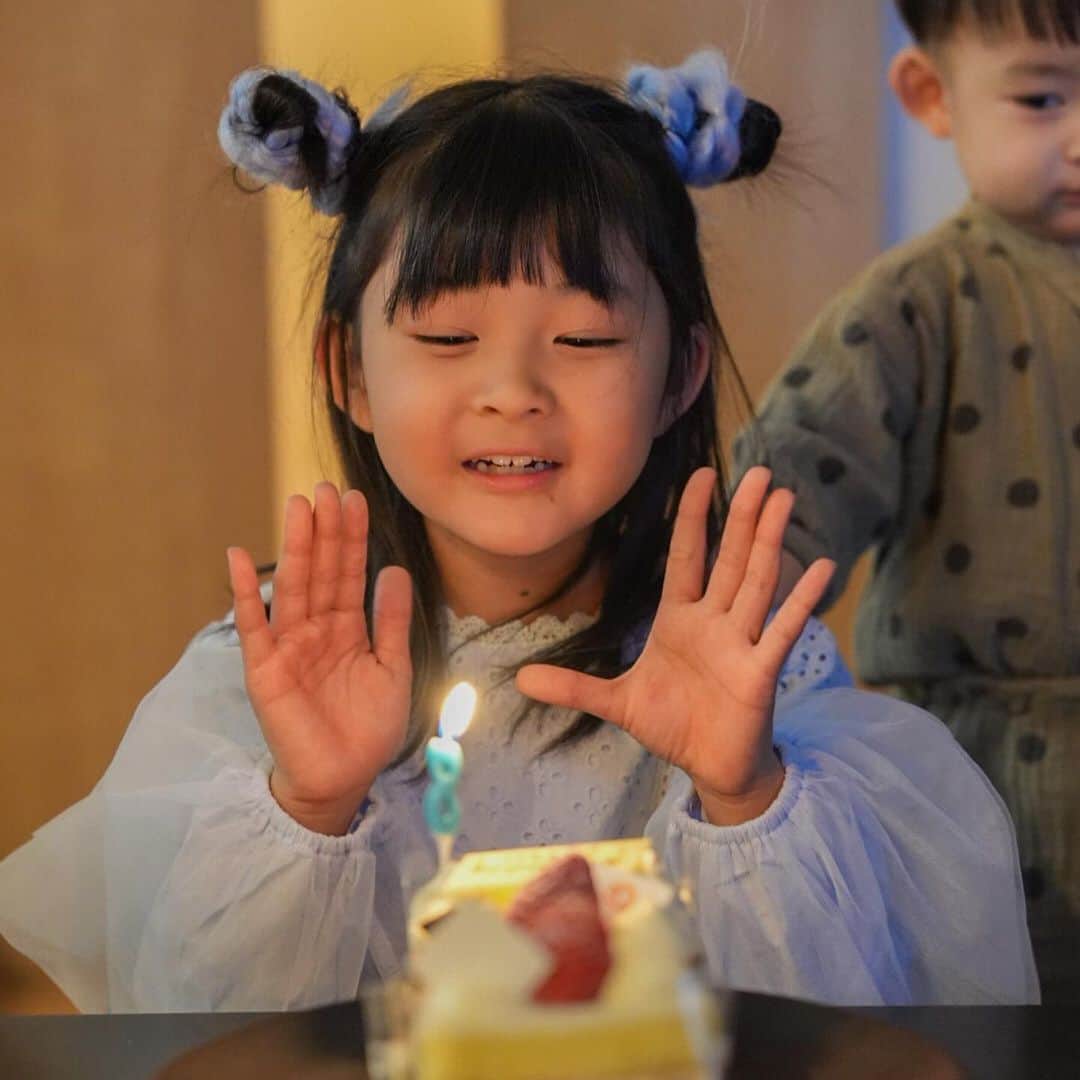 ゆずみつのインスタグラム：「大好きな娘が今日で8歳になりました🫶 生まれてきてくれてありがとう☺️」