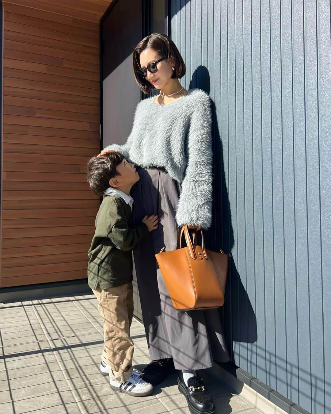 Ayaのインスタグラム：「こう見ると大きくなったな〜👦🏻❤️ 4歳になって本当に言葉や理解力が発達して 自分で出来る事が多くなったな〜☺️ 本当に手がかからなくなったけど、  急にわがままになったり、 出来ない事があったら拗ねたり 4歳の壁？があるみたいで、、、 それも成長している証。て書いてたから 頑張って一緒に乗り越えようっ❤️‍🔥  👩🏻 tops @ladiesfashion.kandk  skirt @ym.you_and_me  shoes @jihyang_0305  bag @xnihilo.jp  👦🏻 tops&pants  @gapkids_jp  #男の子ママ#2児ママ#4歳#男の子育児#ママコーデ#kandk_styl#ママファッション#outfit#gapkids #キッズコーデ#親子コーデ#4歳の壁」